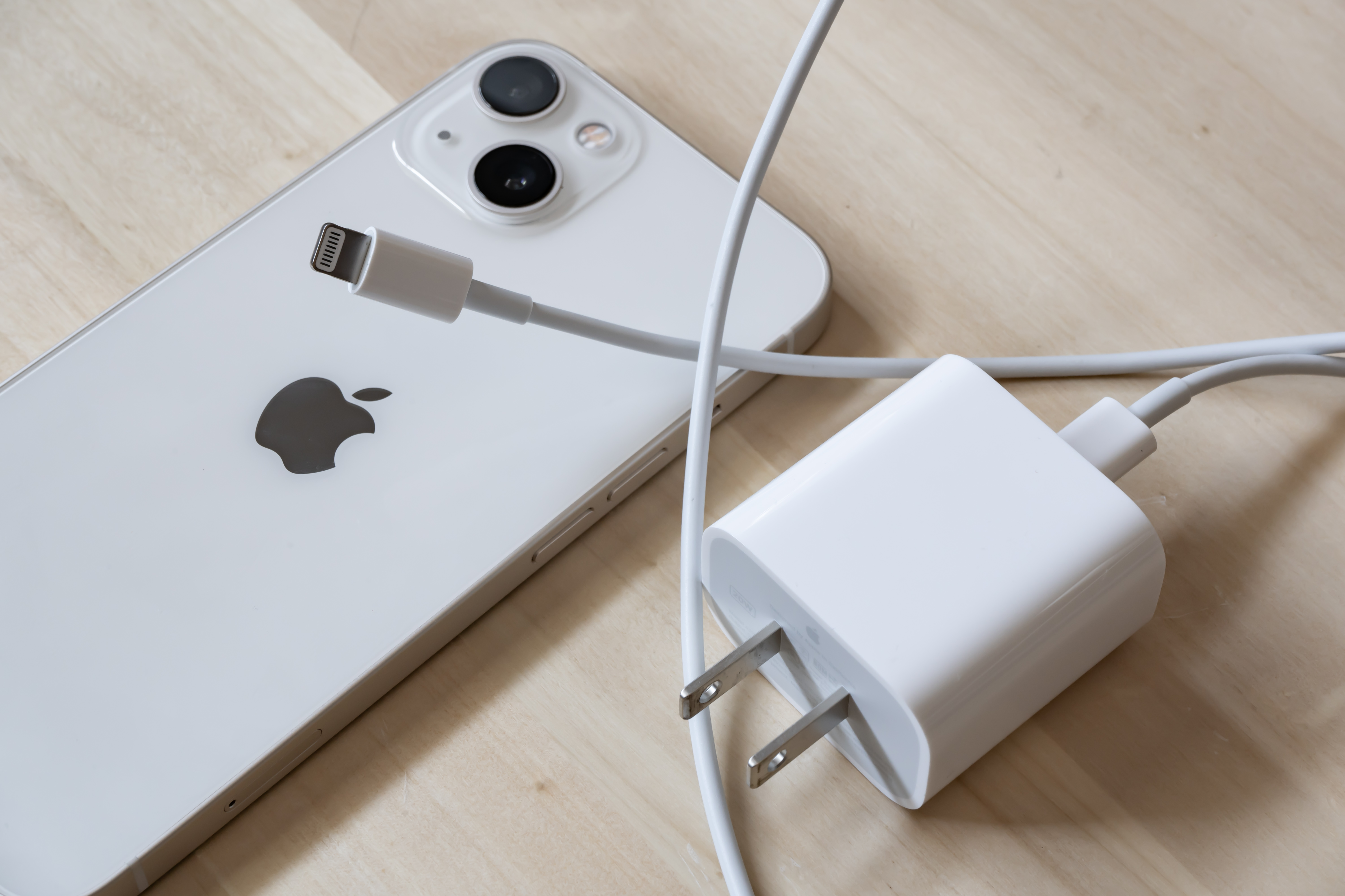 Apple, ilk çift bağlantı noktalı USB-C güç adaptörüne atıfta bulunur