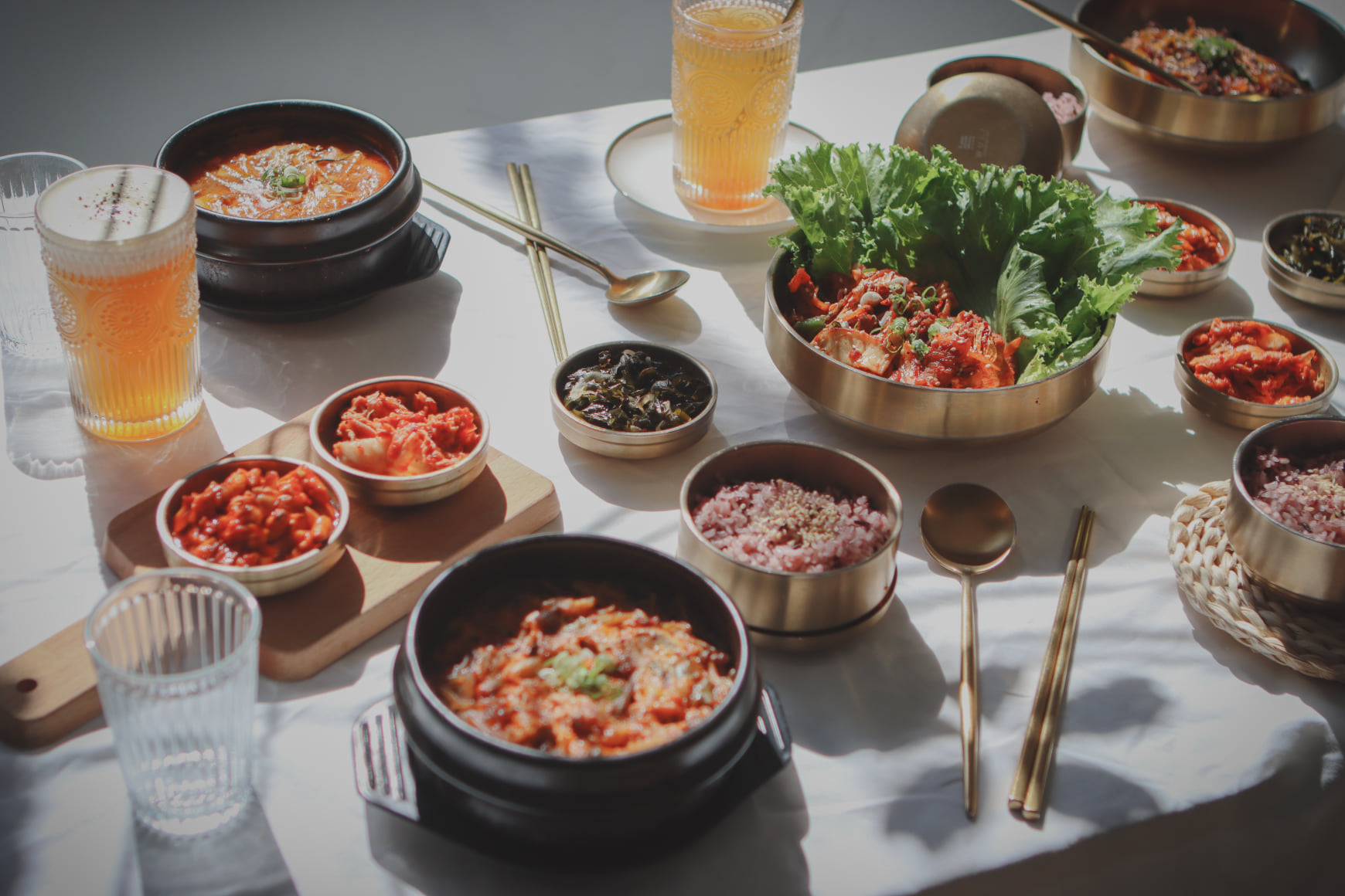 標榜手炒韓式肉醬、每個鍋物的湯底都是熬煮至少六小時的高湯。（圖片來源：無理WULI官方臉書）