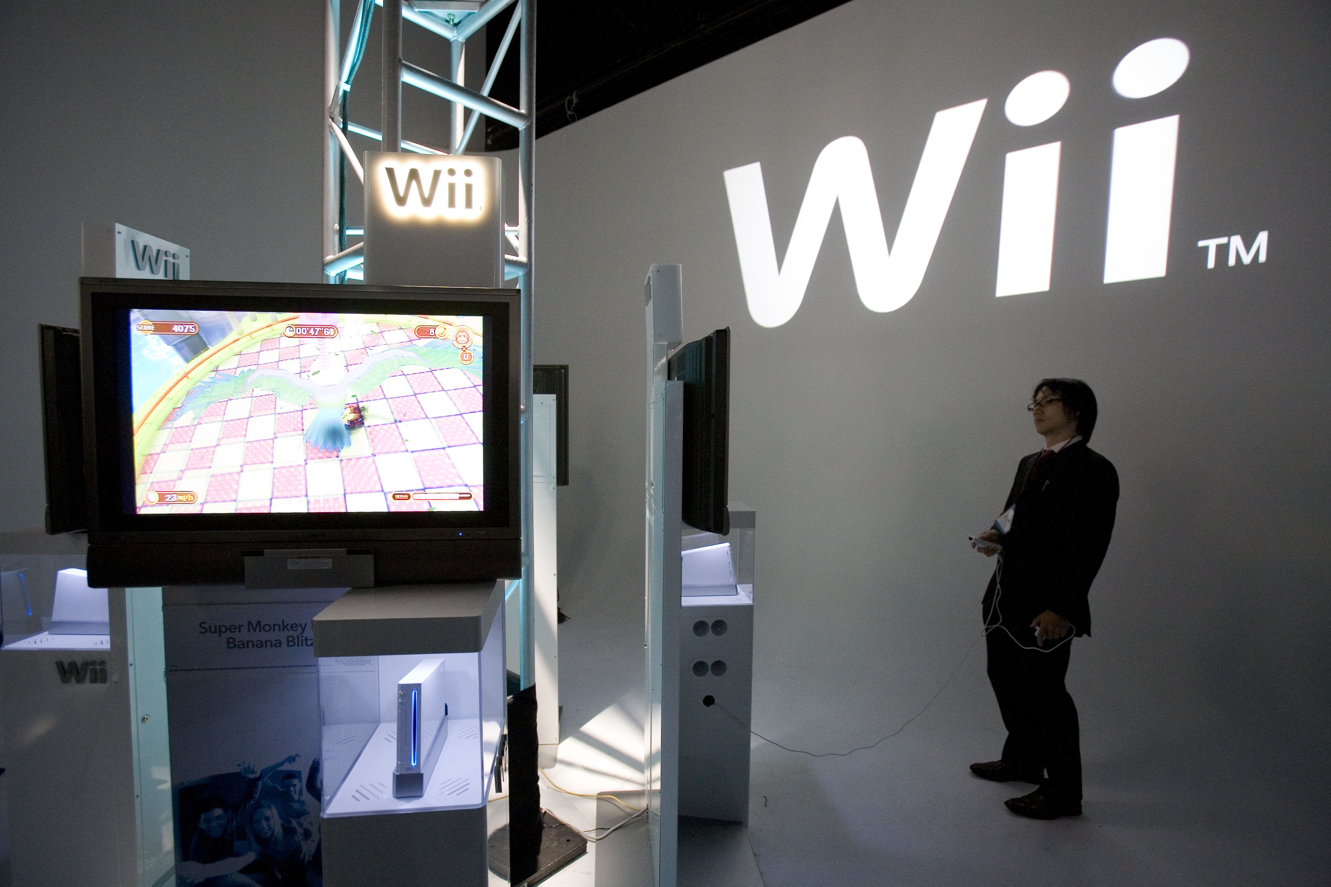 The Nintendo Wii and DSi stores have been down for days with no explanation