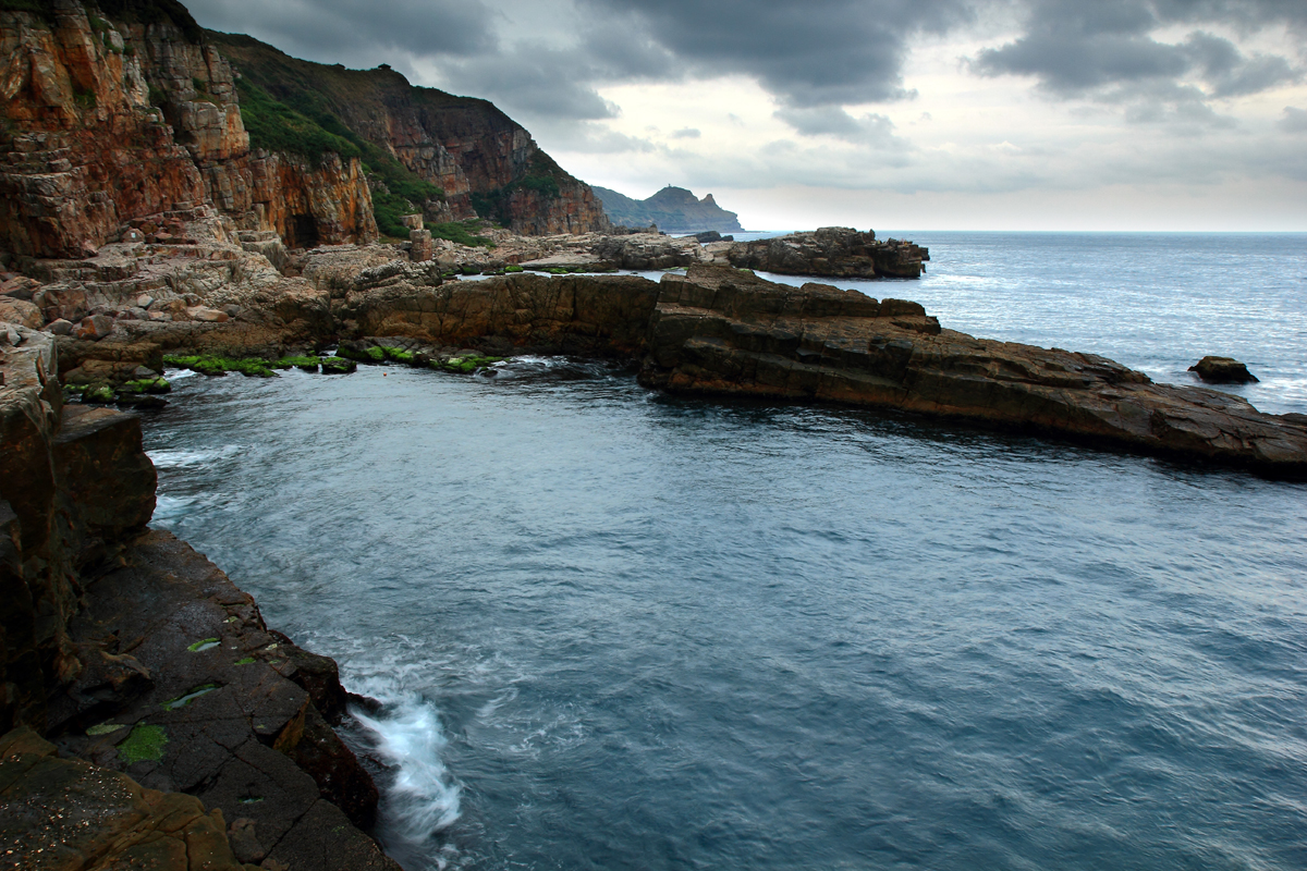 龍洞岬(Photo via Wikimedia, by Liu Dyson, License: CC BY 3.0，圖片來源：https://zh.wikipedia.org/wiki/龍洞_(台灣)#/media/File:Long_Tong_Coast_(龍洞岬)_-_panoramio.jpg)