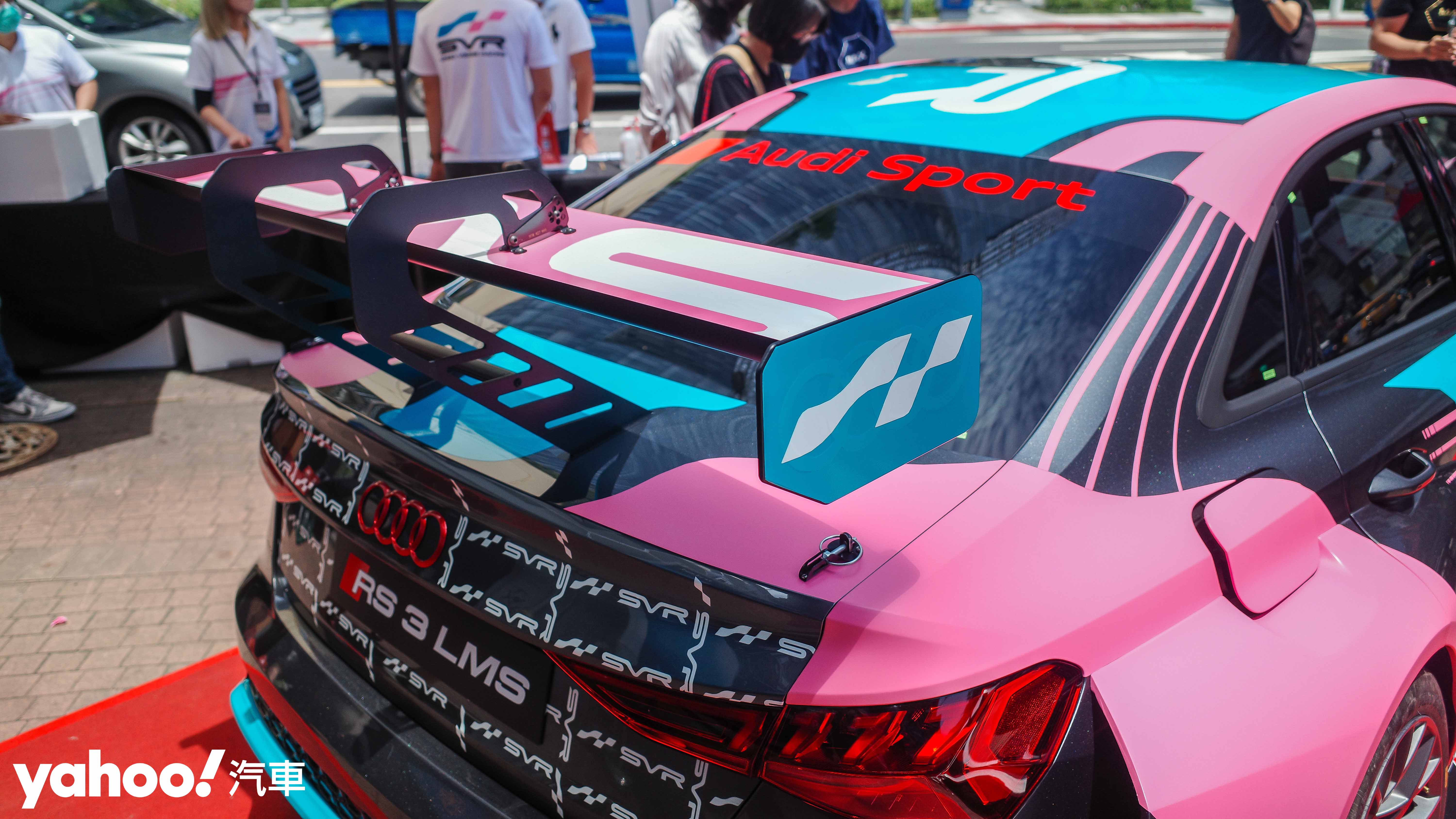 為符合TCR國際房車賽的規範,Audi RS3 LMS TCR改為配置品牌2.0升四缸渦輪增壓名機EA888。