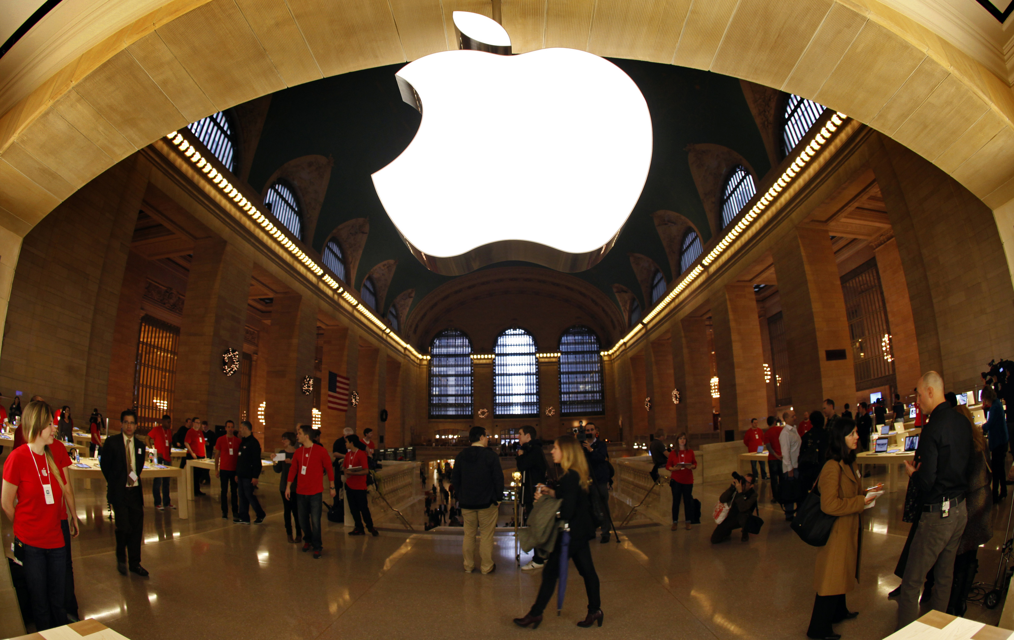 Apple workers at New York store call for minimum wage of $30 per hour
