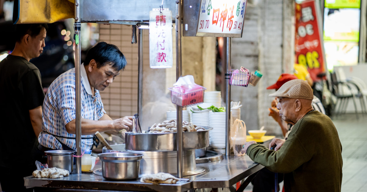 酒、油膩、重口味的食物就建議少吃，避免增加胃腸負擔，且不宜吃得過飽。