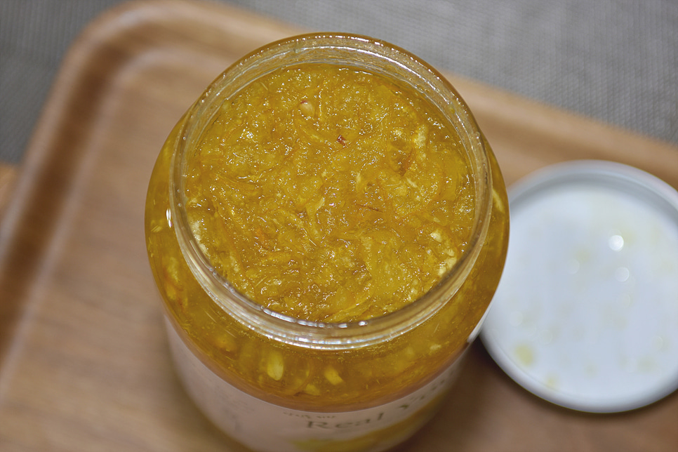 韓式柚子茶以韓國南部的「黃金柚」和蜂蜜為原料製成，外觀是一罐「果醬」，要喝時只要加水攪拌稀釋就能飲用。