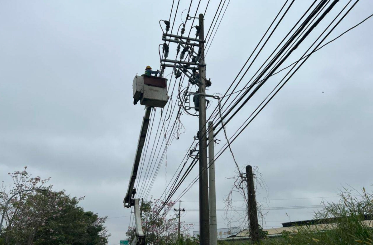 877 families in Kaohsiung’s Lingya and Xinxing districts lost power for almost 2 hours.