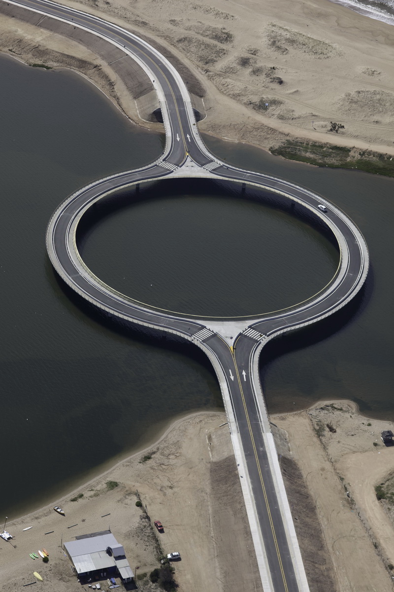 圖／世界特色路橋特搜：烏拉圭加爾松潟湖大橋 是刻意設計成圓弧形還是另有原因？