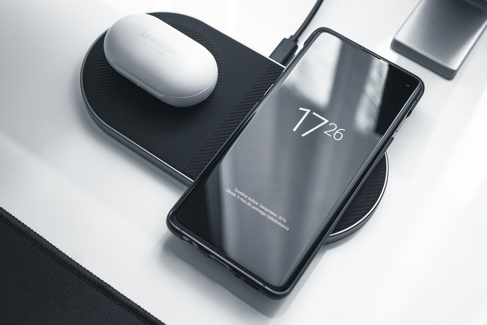 Multi-device wireless charger with Android phone and Samsung earbuds" data-uuid="8fe3128c-11f1-369a-9f1d-d642682e91ad