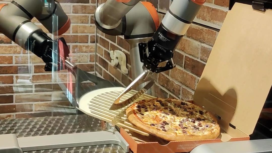 Pazzi Restaurant Is The First Pizzeria To Have A Robot In Paris Video