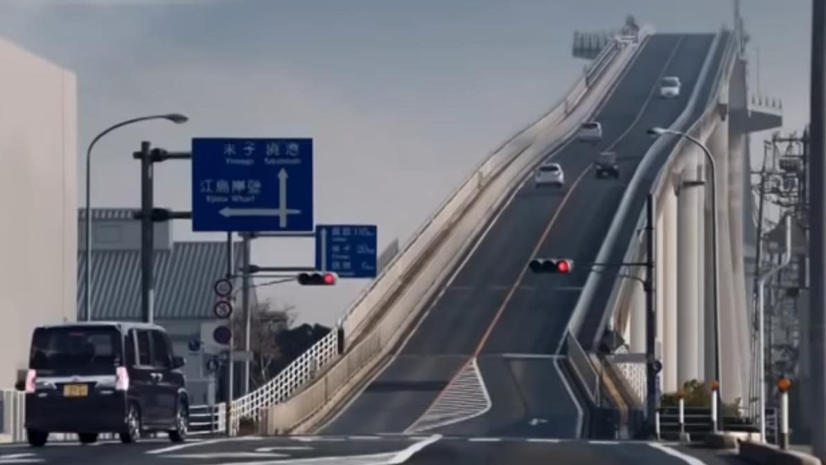 圖／大發汽車廣告在江島大橋取景，為了強調「Tanto」車款性能，巧妙運用拍攝技巧、搭配電腦動畫與後製，讓江島大橋陡峭到彷彿直上天際。