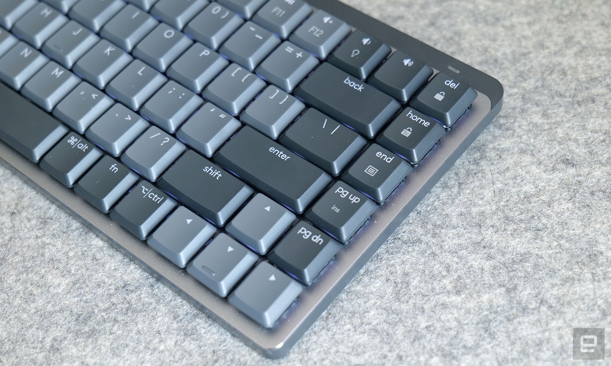 虽然它没有数字键盘，但 MX Mechanical Mini 的 75% 布局保留了一排方便的生产力键和全尺寸箭头键。