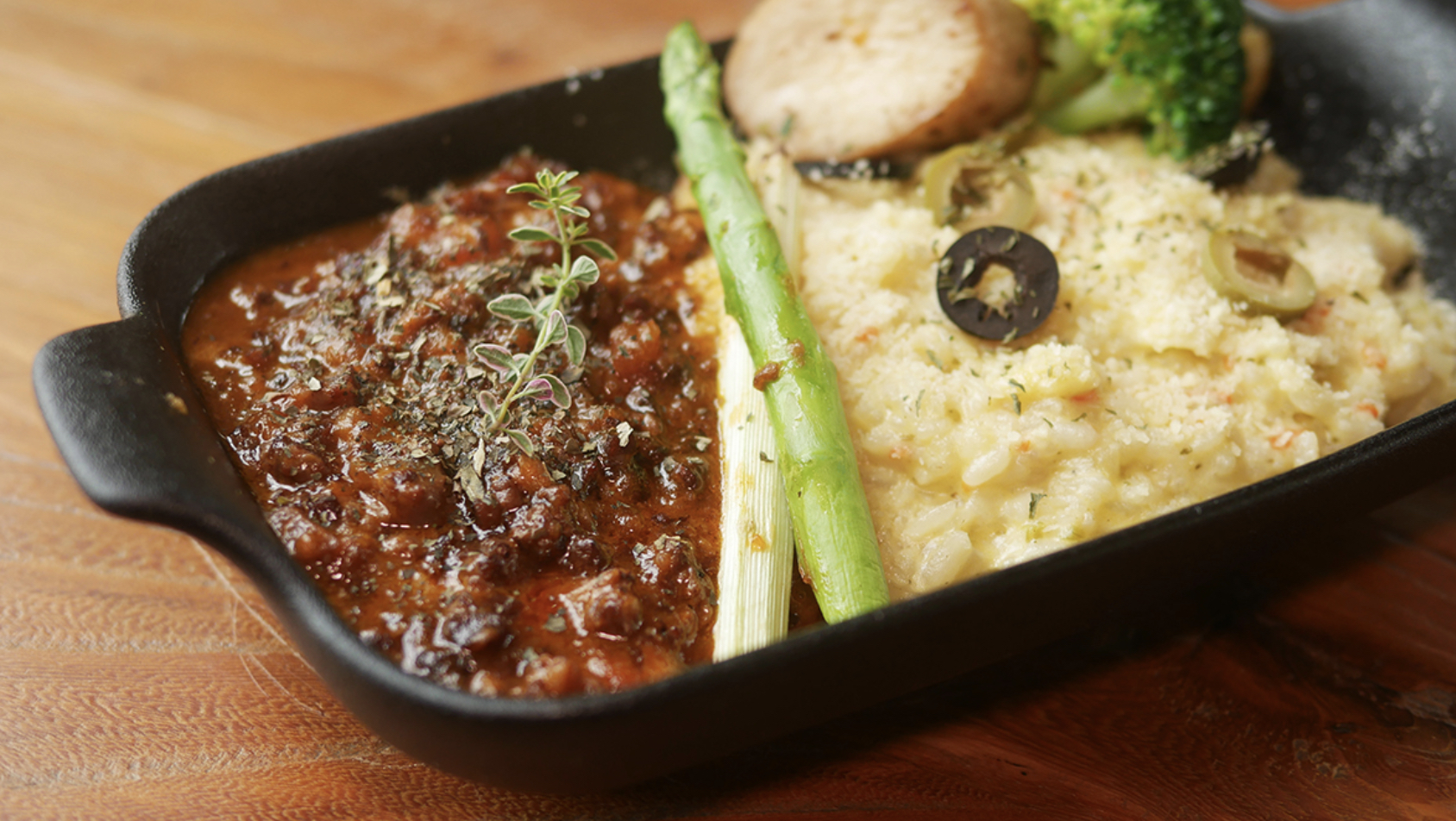 波隆那肉醬燉飯使用焗烤盤盛裝，用蘆筍區隔開的是燉飯與肉醬。（圖文提供：阿捷的打飯班）