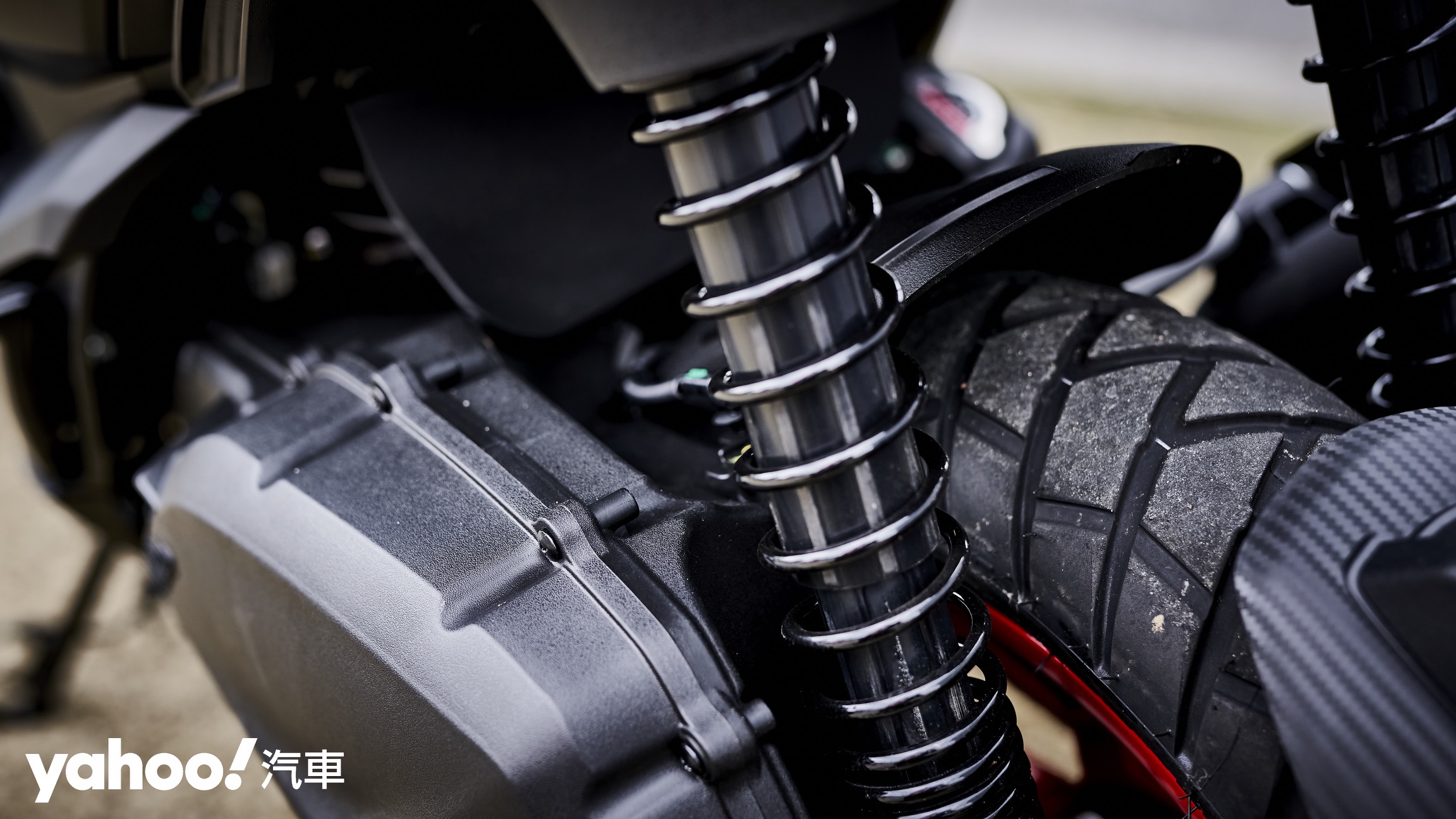 單迴路ABS煞車防鎖死系統在抓地力較差的路面需注意後輪煞車使用。
