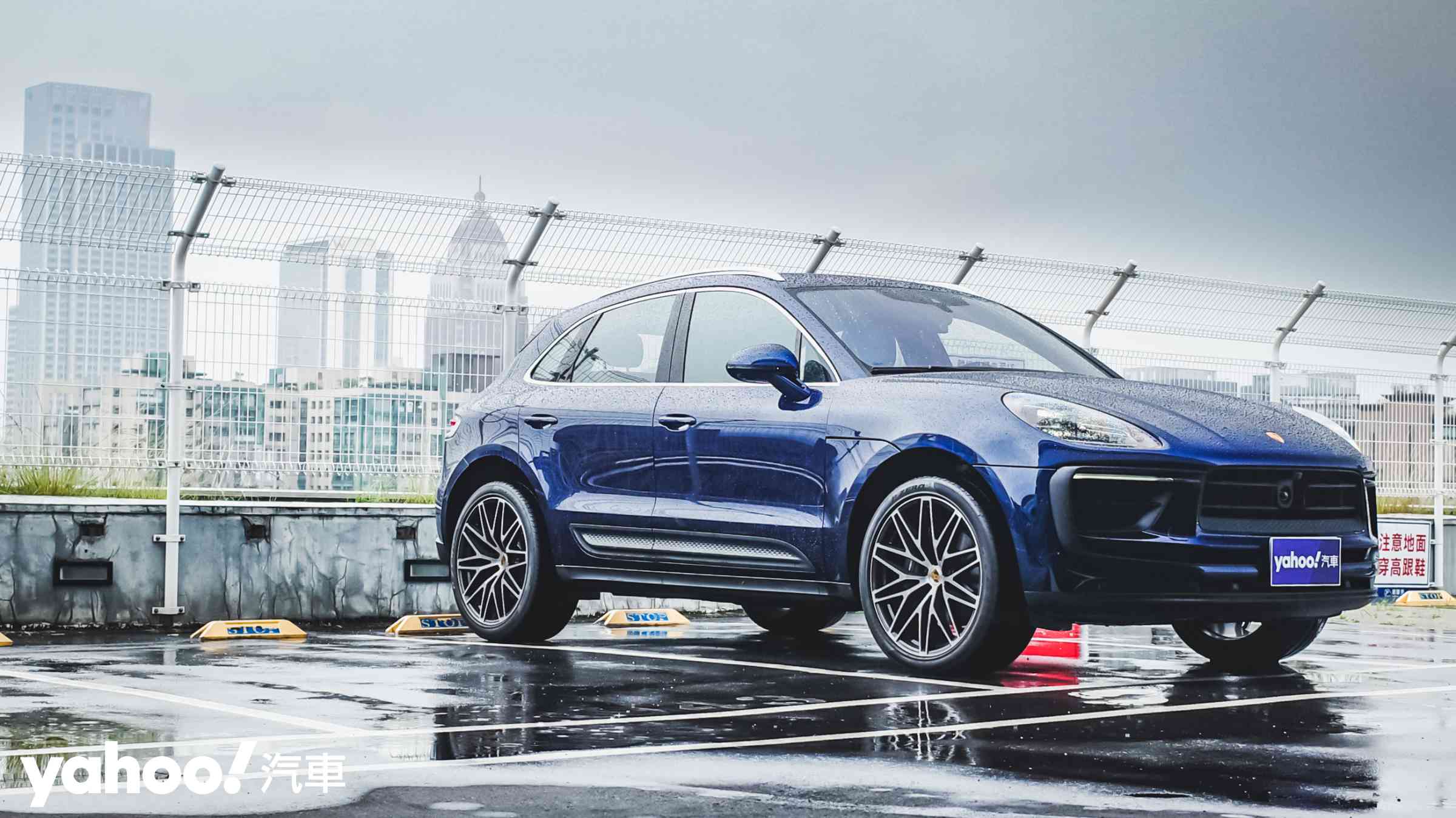 2022 Porsche二次小改款Macan 2.0T雨中試駕！兩升幼虎還是犀利？