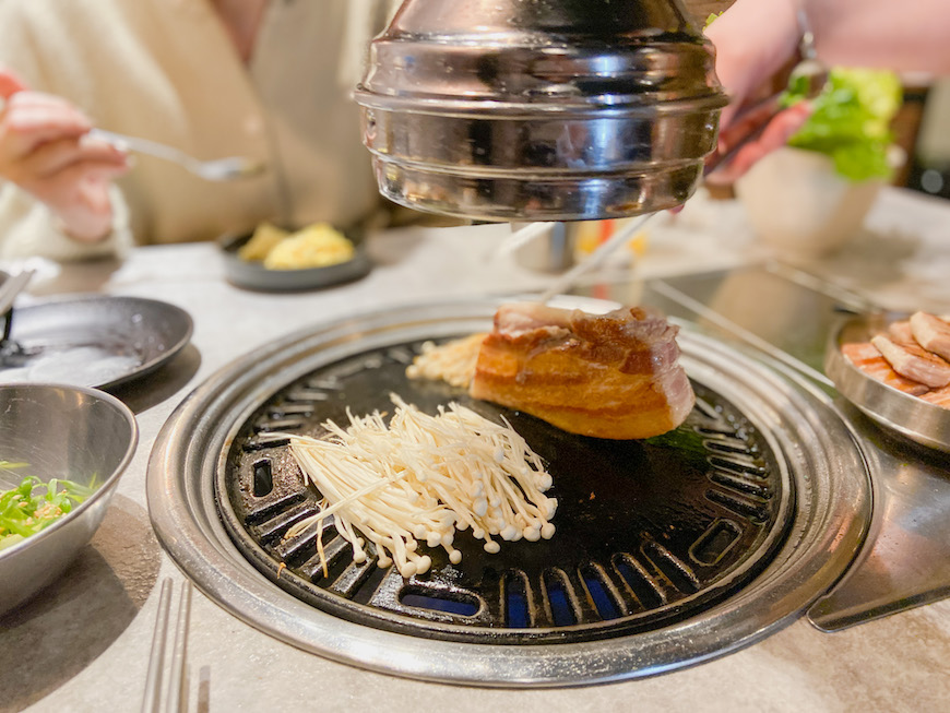 料韓男提供專人桌邊代烤，讓你只需要動口不用動手。（攝影：曼娣慢慢遊）