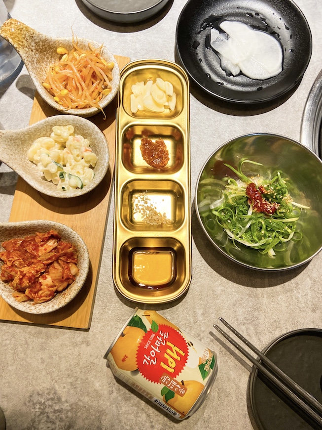 料韓男提供豐富的小菜及搭配烤肉的醬料，可以變換多種吃法。（攝影：曼娣慢慢遊）
