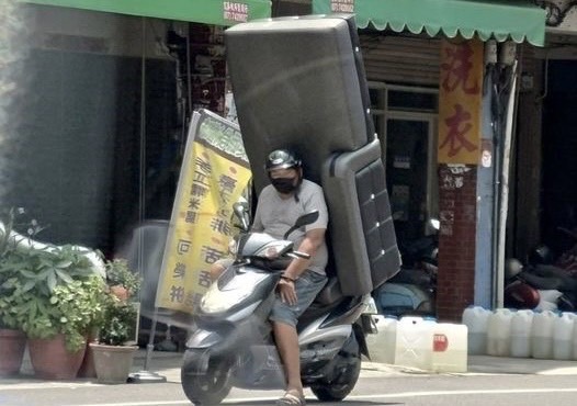 網友直擊高雄有騎士騎機車載沙發。（圖片來源：爆廢公社公開版)