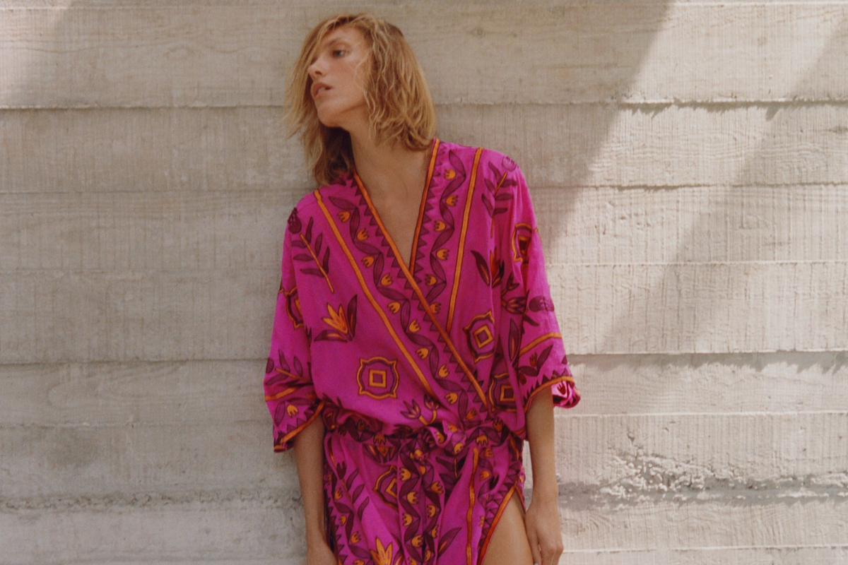este kimono de Zara puedes ir a la playa o salir de fiesta