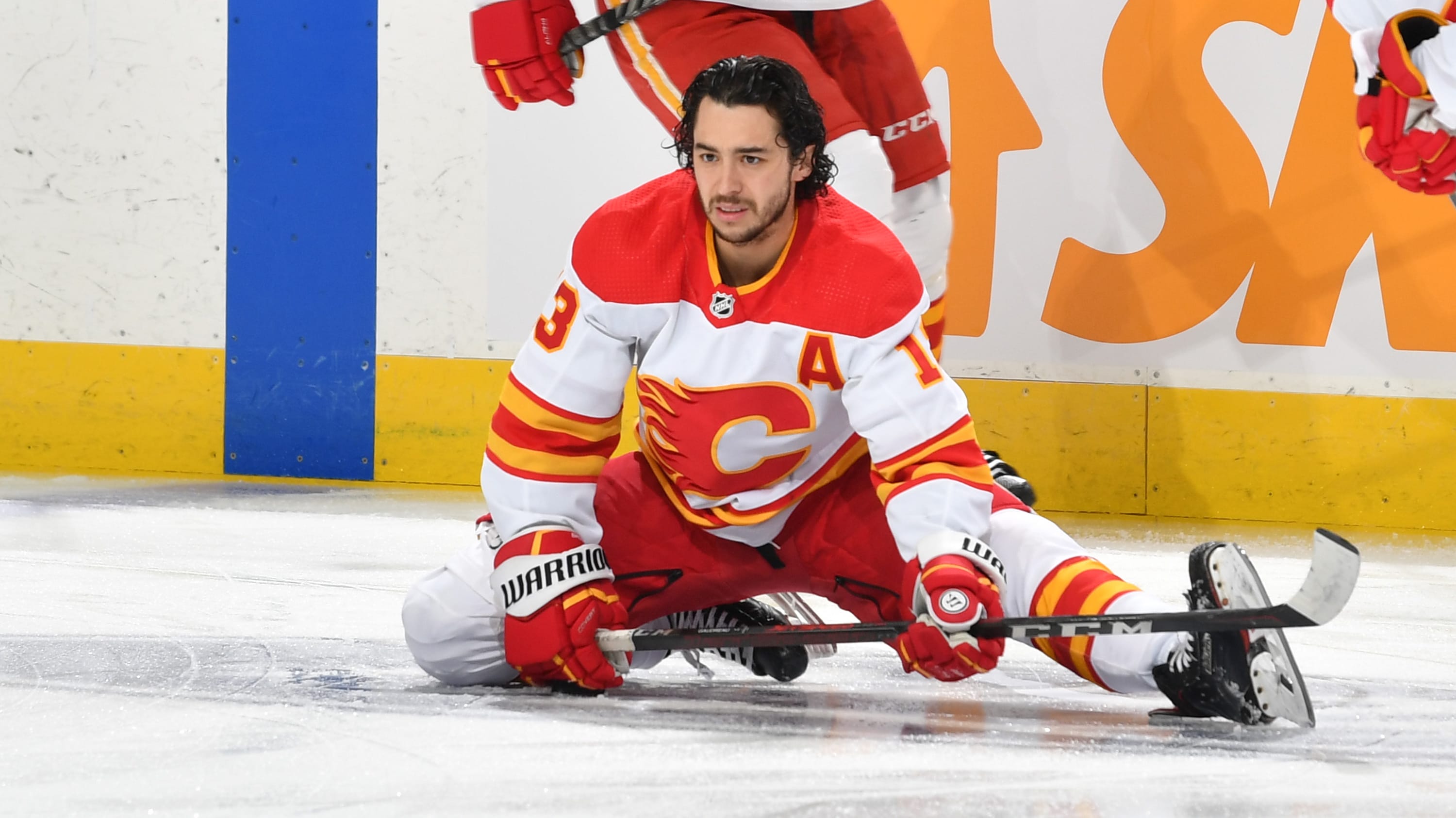 Calgary fans briefly pause boos to cheer Johnny Gaudreau's return