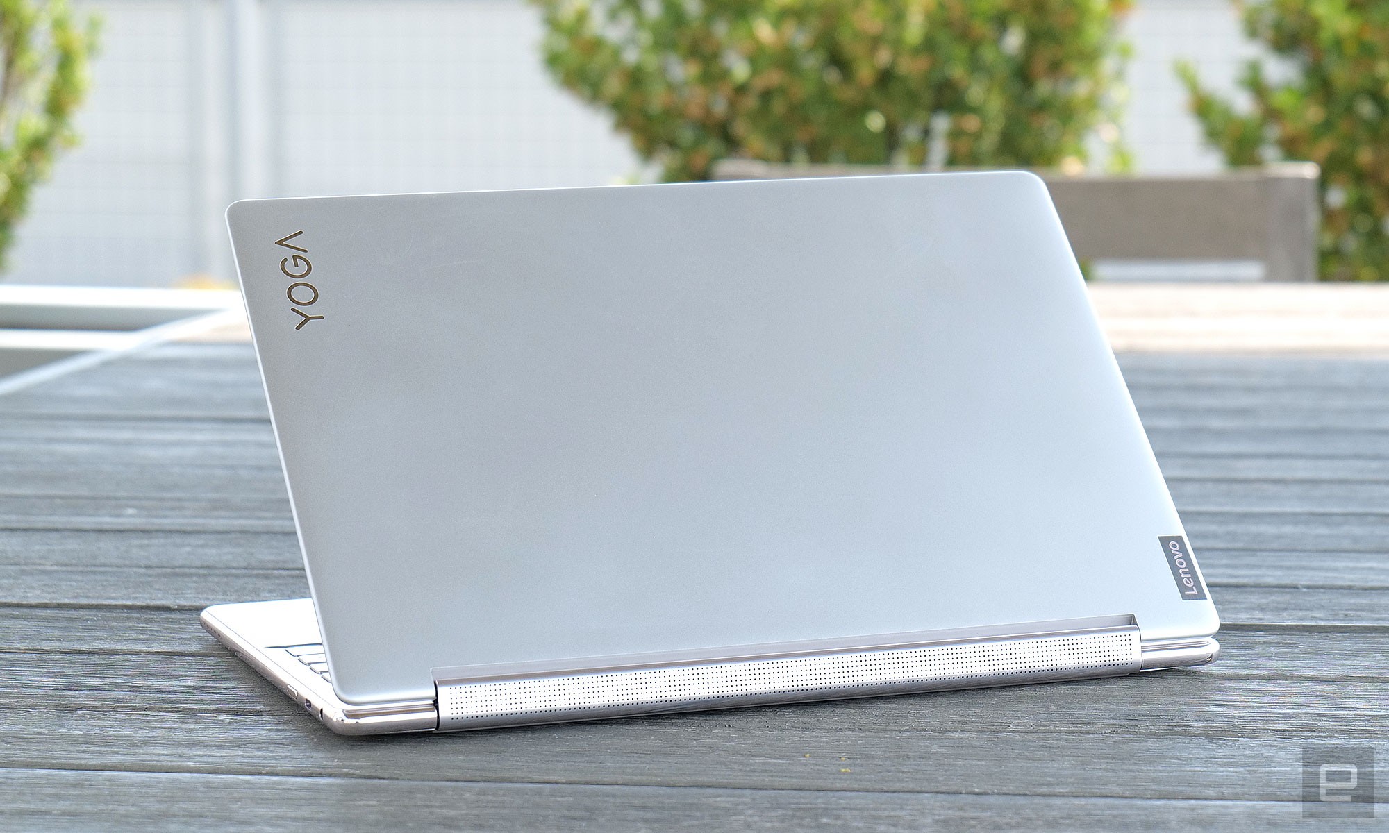 For 2022, Lenovo rounded off the Yoga 9i's sides, which makes it much more comfortable to use and hold. " data-uuid="521b8922-9d44-3263-abc5-ae70c3b192b6