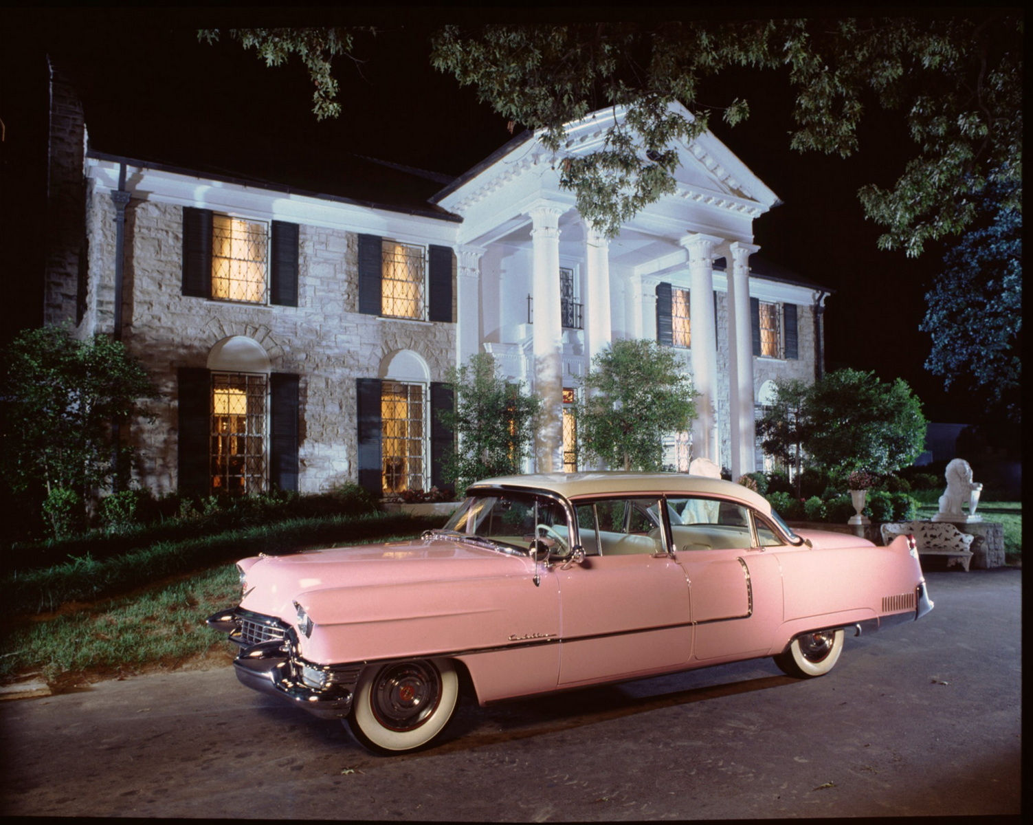 圖／貓王的粉紅色凱迪拉克，在當年吸引粉絲爭相效仿，也成為「美國夢」的象徵，目前這輛粉紅色的凱迪拉克，被放置在貓王位於田納西州的豪宅博物館展示。