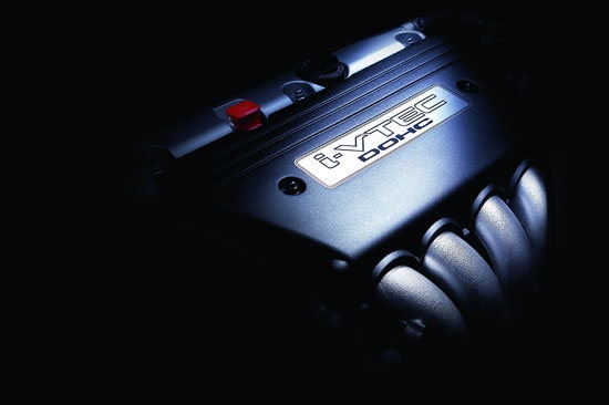 八代Civic提供1.8升與2.0升兩種汽油動力選擇。