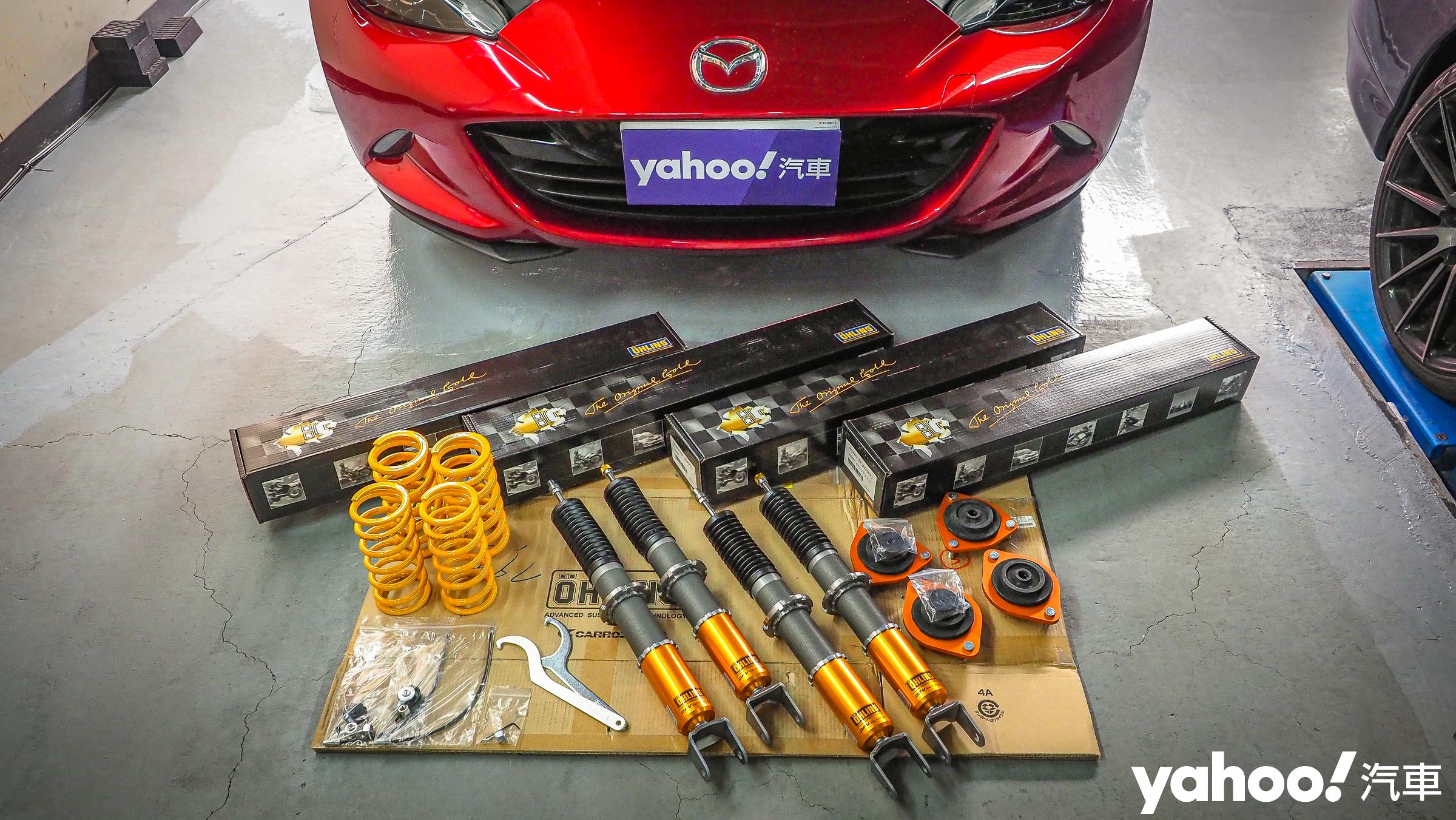 Öhlins Road & Track DFV所有零件一字排開，來瞧瞧何謂閃閃發光的高級貨。