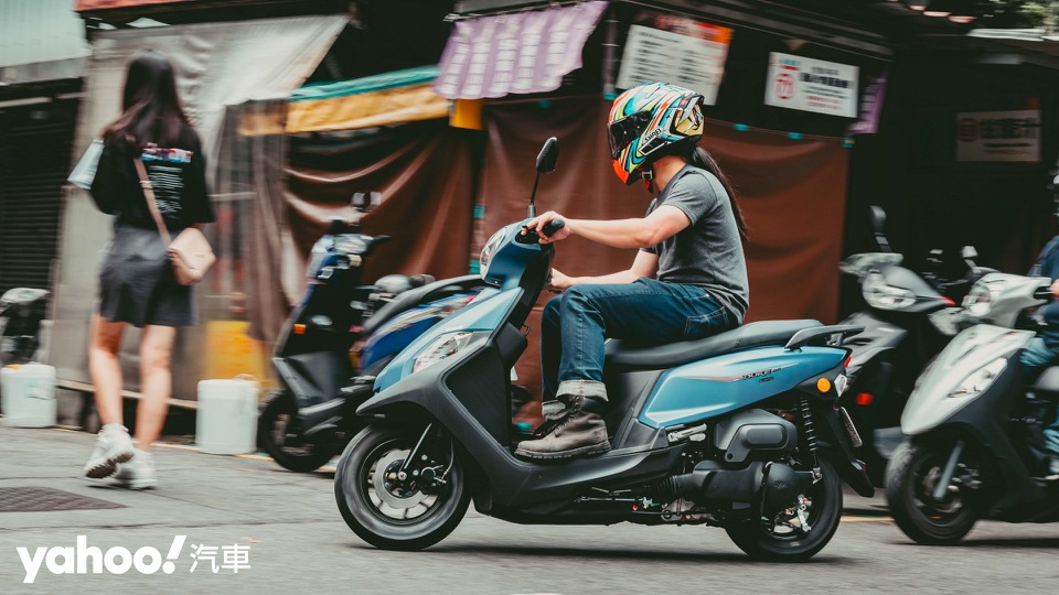 以更低的座高、更輕盈的車身、更好駕馭的動力和車體操控性，成就新世代迪爵的風貌。