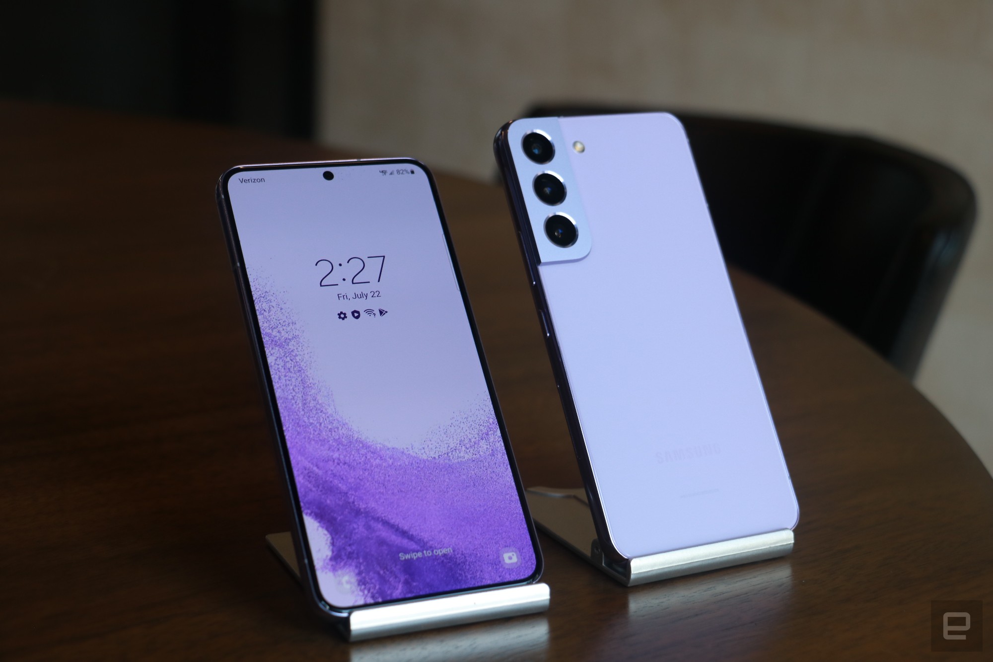 <p>A pair of the new Bora Purple Galaxy S22s each resting on a stand at an angle, one facing front and one with its rear facing the camera.</p>
