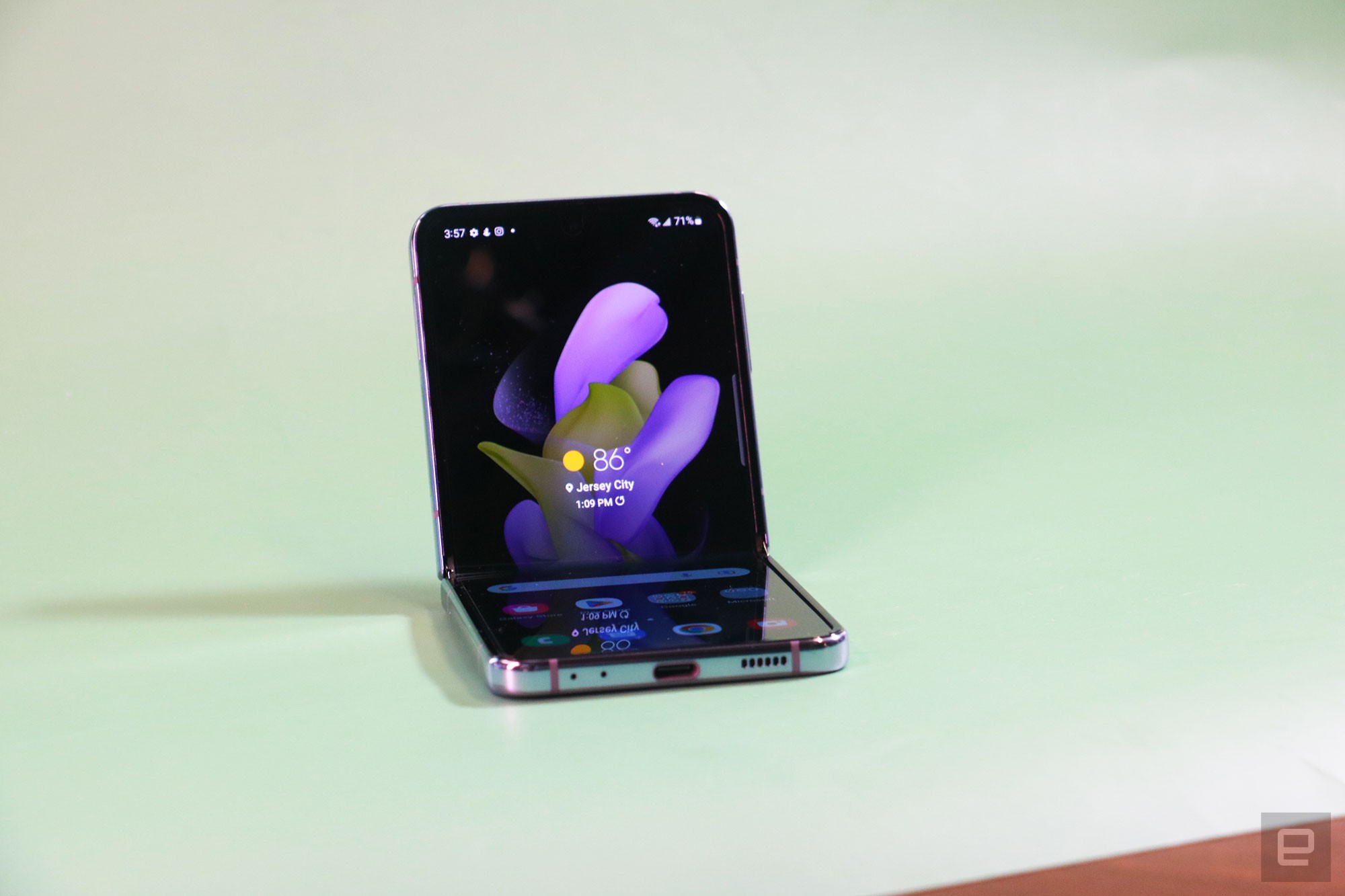 Galaxy Z Flip 4 من سامسونج بسعة تخزين 256 جيجابايت هو 300 دولار قبل يوم الجمعة الأسود