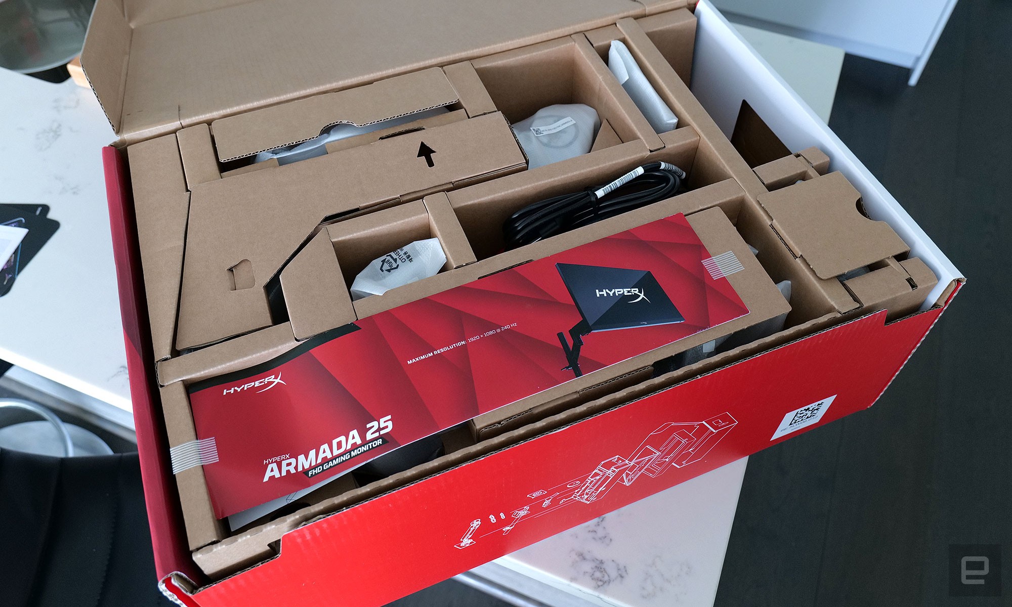 HyperX makes the Armada 25 very easy to set up. All the prices for the ergo arm are on top, while the monitor is below. 