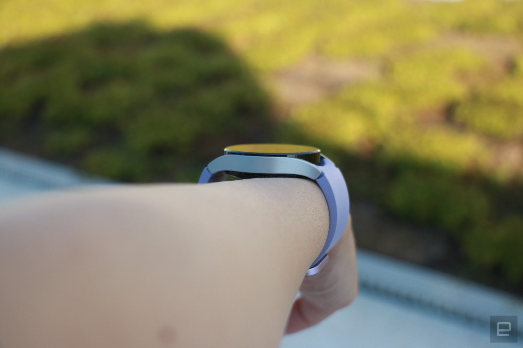 Side view of the Samsung Galaxy Watch 5 on a wrist, showing the left edge of the watch and how it hugs the wrist." data-uuid="ce064599-c2e4-33b9-af04-eecae7848e2d