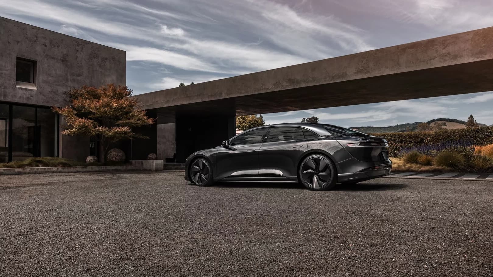 Lucid AIr EV in black with the Stealth Look trim" data-uuid="cc59f72c-eb08-32ce-84ce-aa574d8d570f