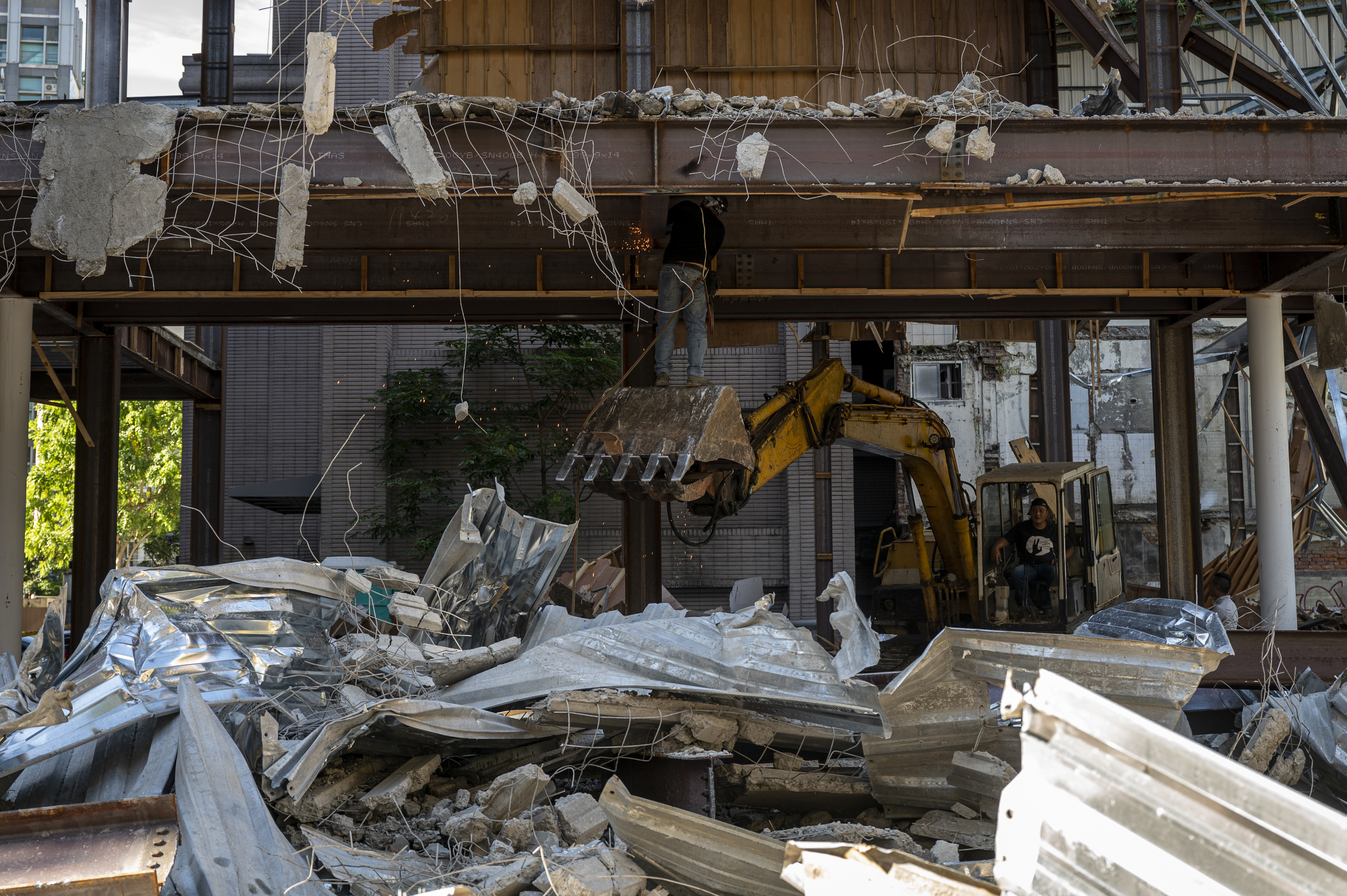 拆除中的建案樣品屋。在營建案暴增之際，產出的營建廢棄物也增加許多。（攝影／林彥廷）
