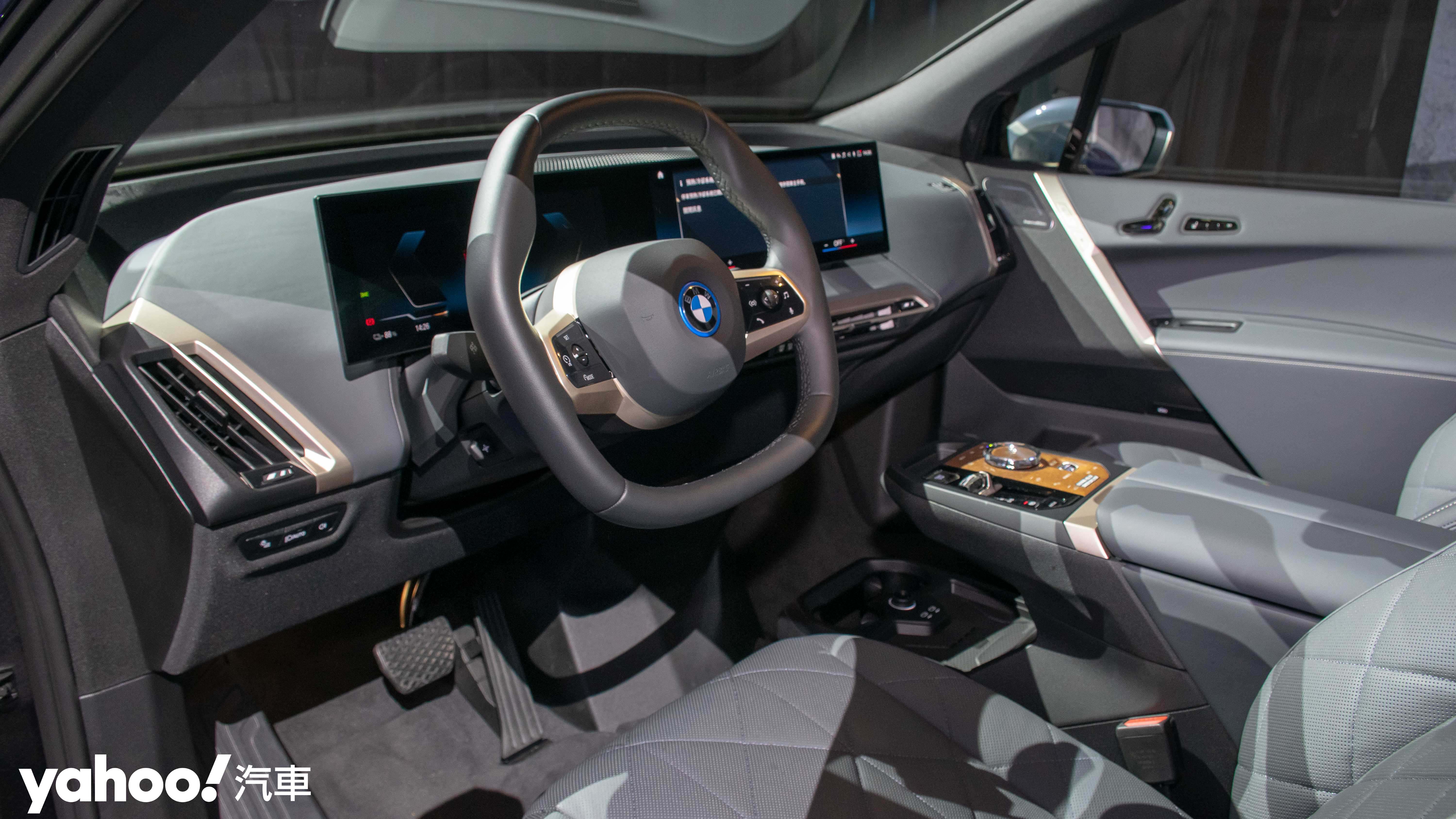 全新一體式懸浮曲面螢幕與六角造型多功能方向盤，搭配BMW iDrive 8.0使用者介面，營造出更直觀的操作介面。