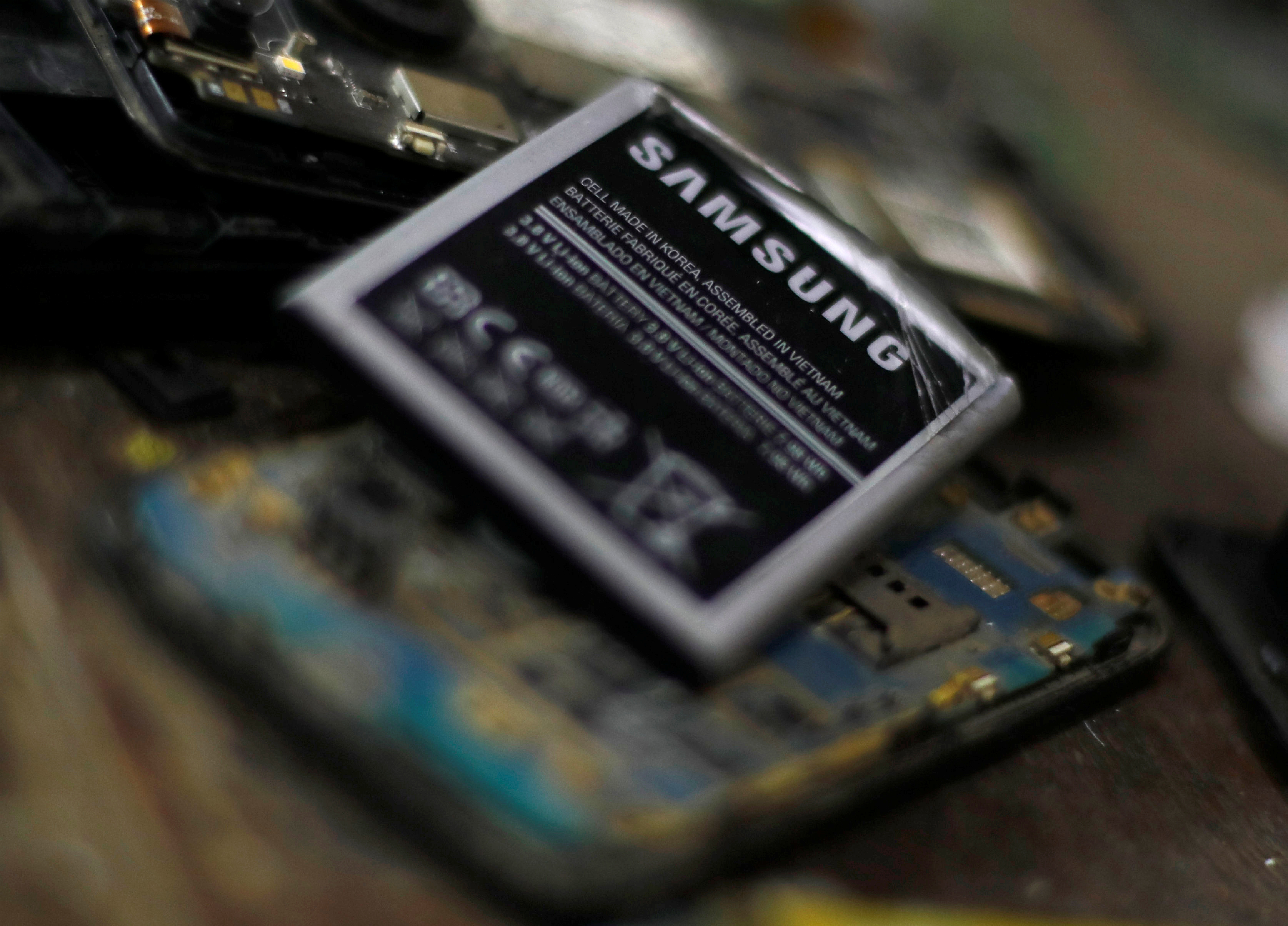 A battery of a Samsung cell phone is seen at a service store belonging to Raafat Yasar, an engineering technician in Toukh, Al Qalyubia Governorate, north of Cairo, Egypt, November 15, 2018. REUTERS/Amr Abdallah Dalsh - RC1EF58F15B0