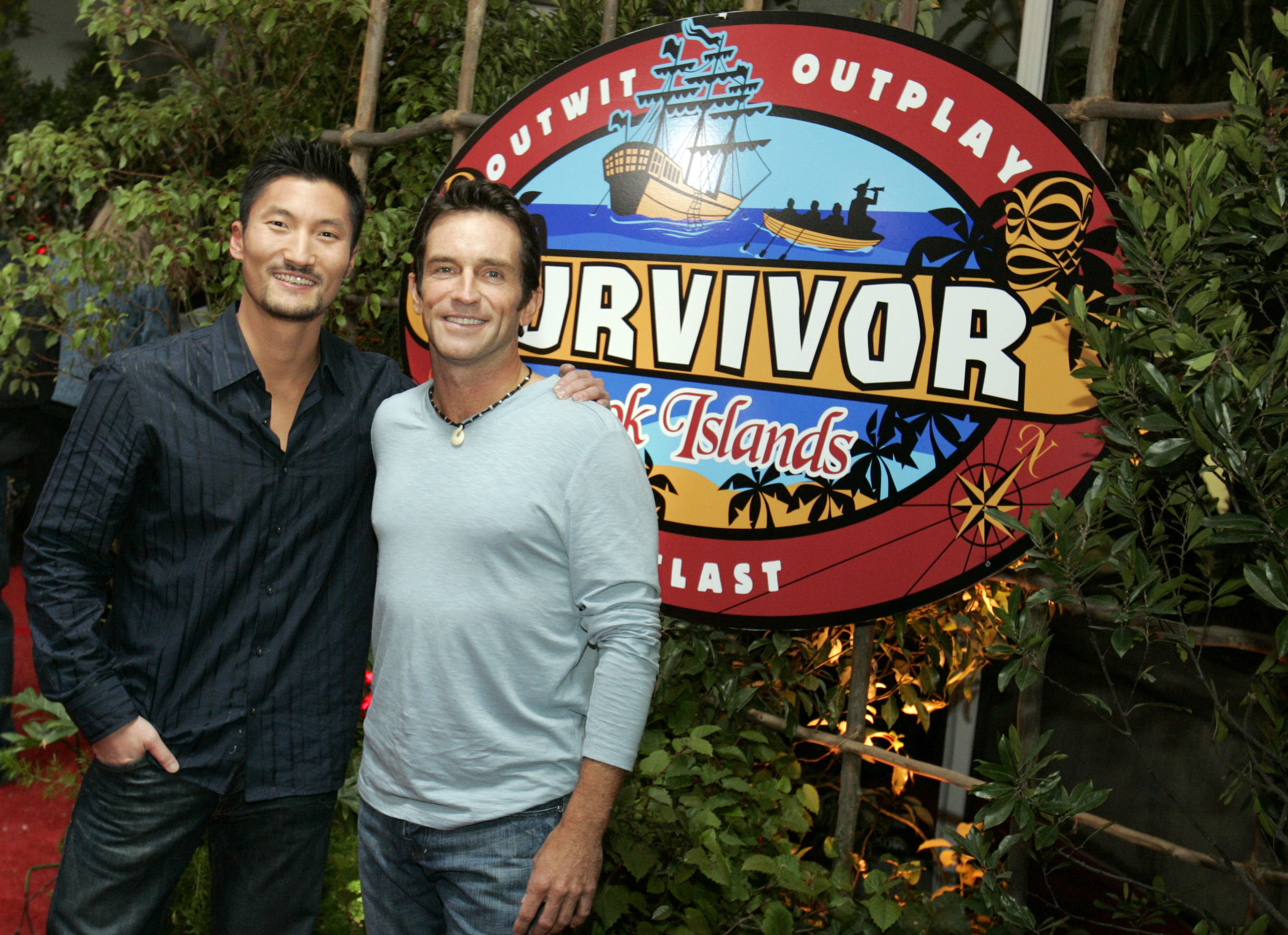 Yul Kwon (L), the winner of 'Survivor: Cook Islands', and host Jeff Probst pose for photographers after taping the show's season finale in Los Angeles December 17, 2006. REUTERS/Max Morse (UNITED STATES)" data-uuid="b19004d5-1be8-3102-a3fd-069db4f16f28