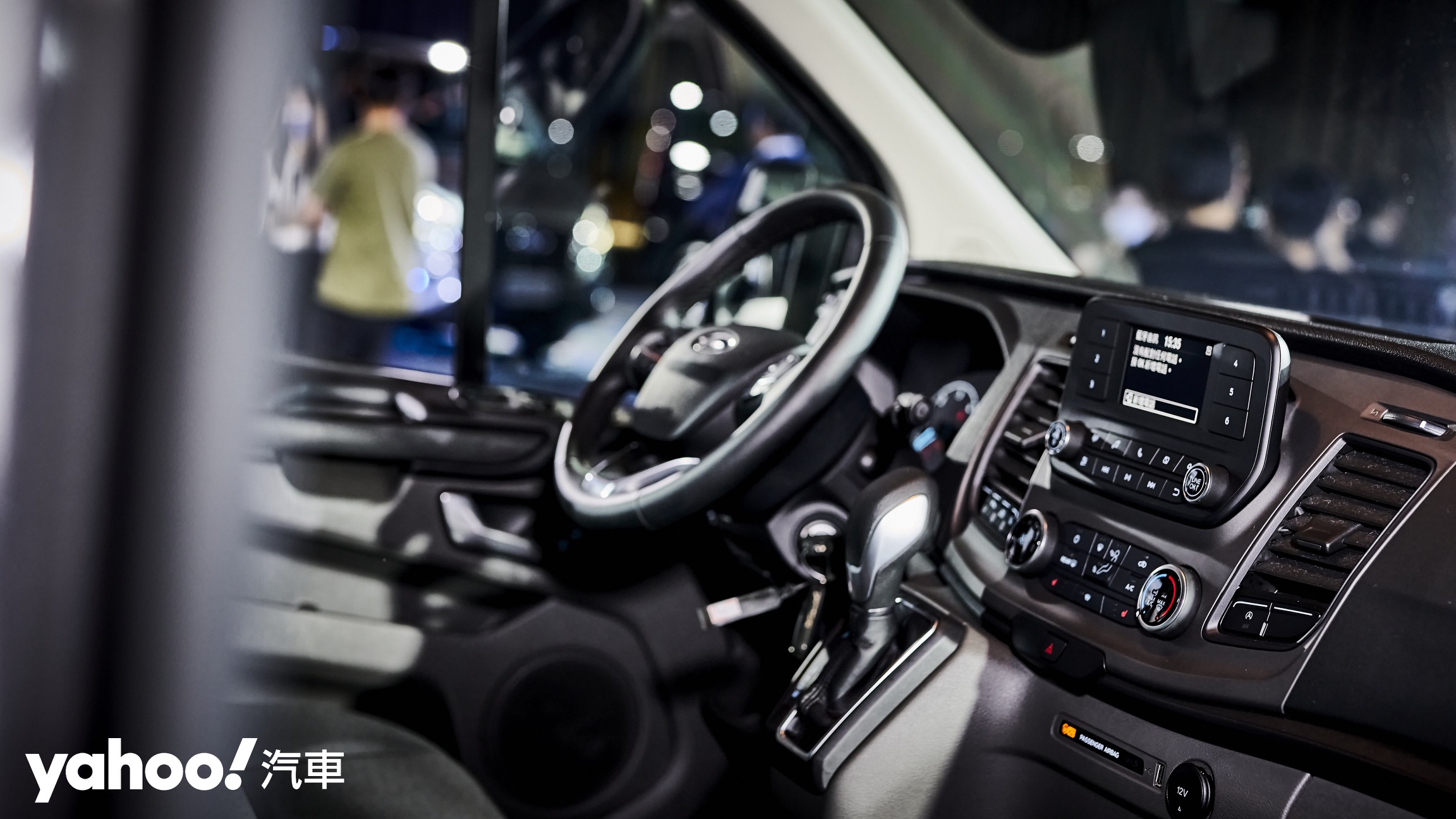 Kombi車型中控為4.5吋液晶螢幕搭配Sync 3娛樂系統。