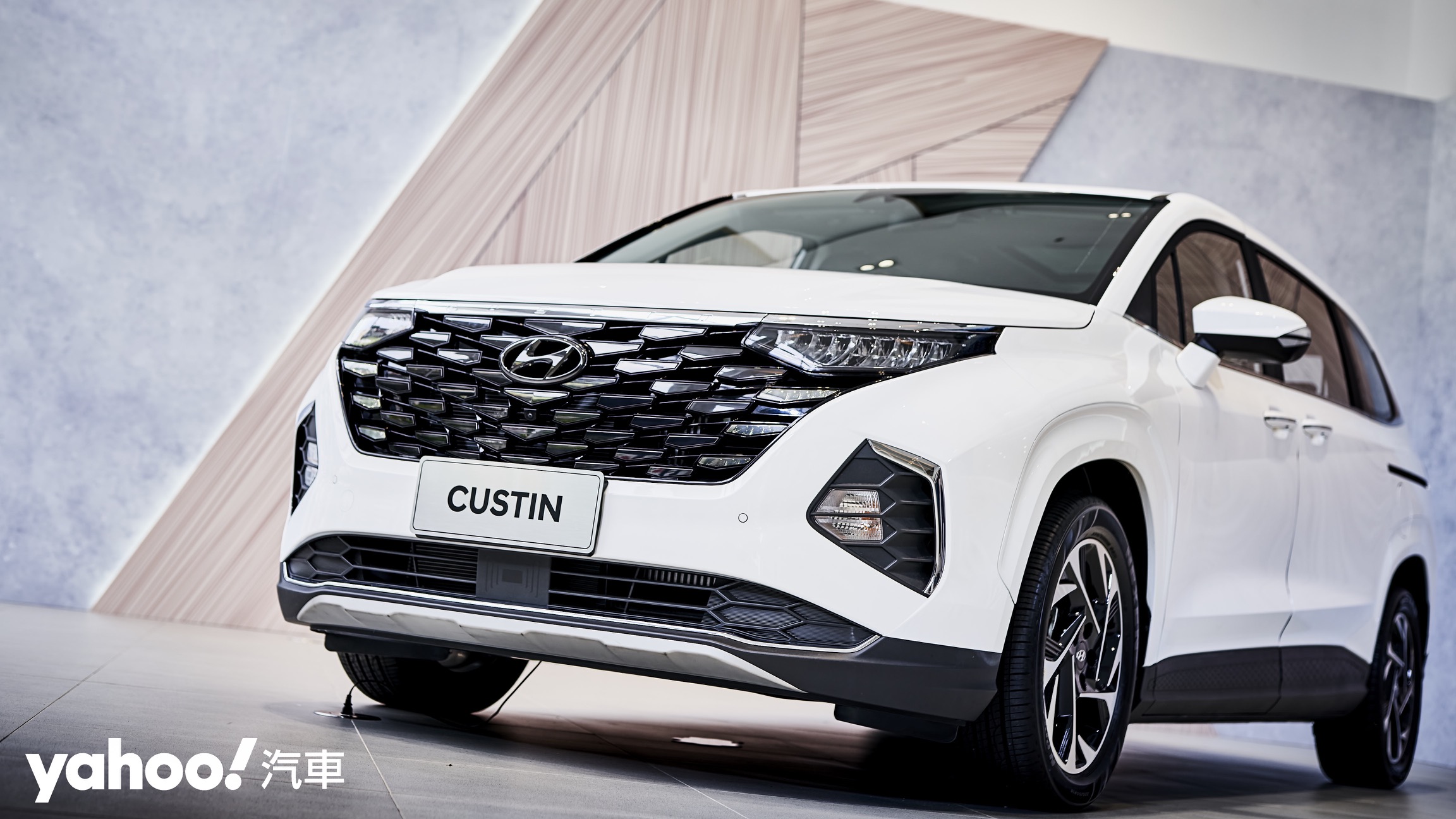 2022年式Hyundai Custin