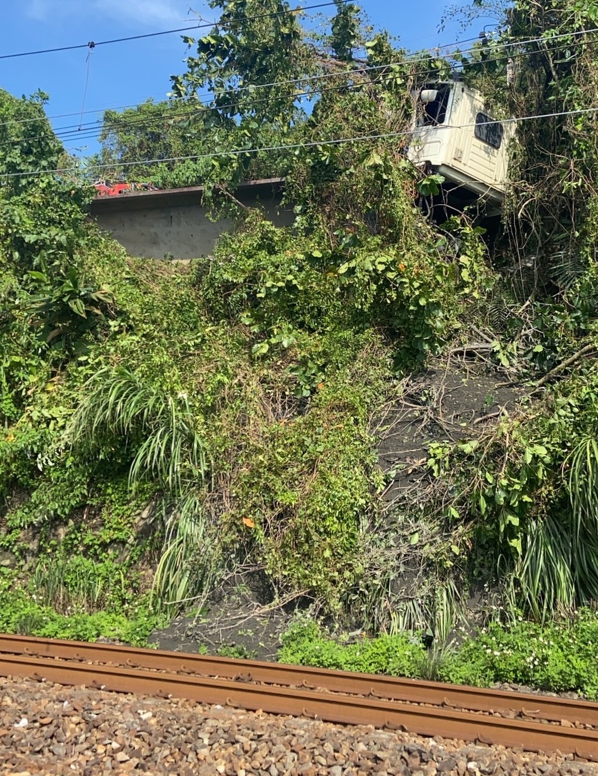 Trucks in the Toucheng-Dali section of Taiwan’s Line 2 overturned the slope and nearly fell on the tracks