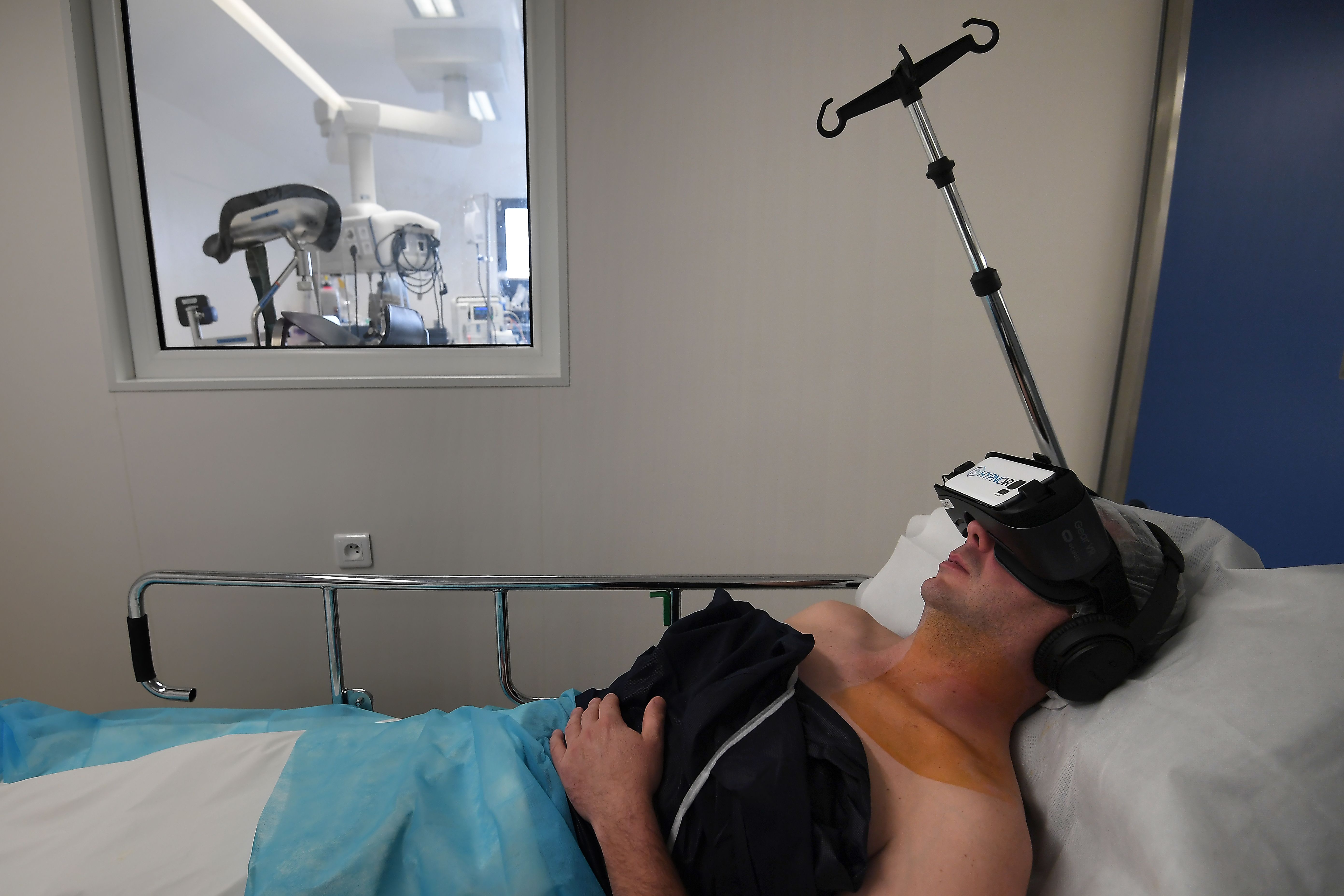 Study finds surgery patients wearing VR headsets needed less anesthetic