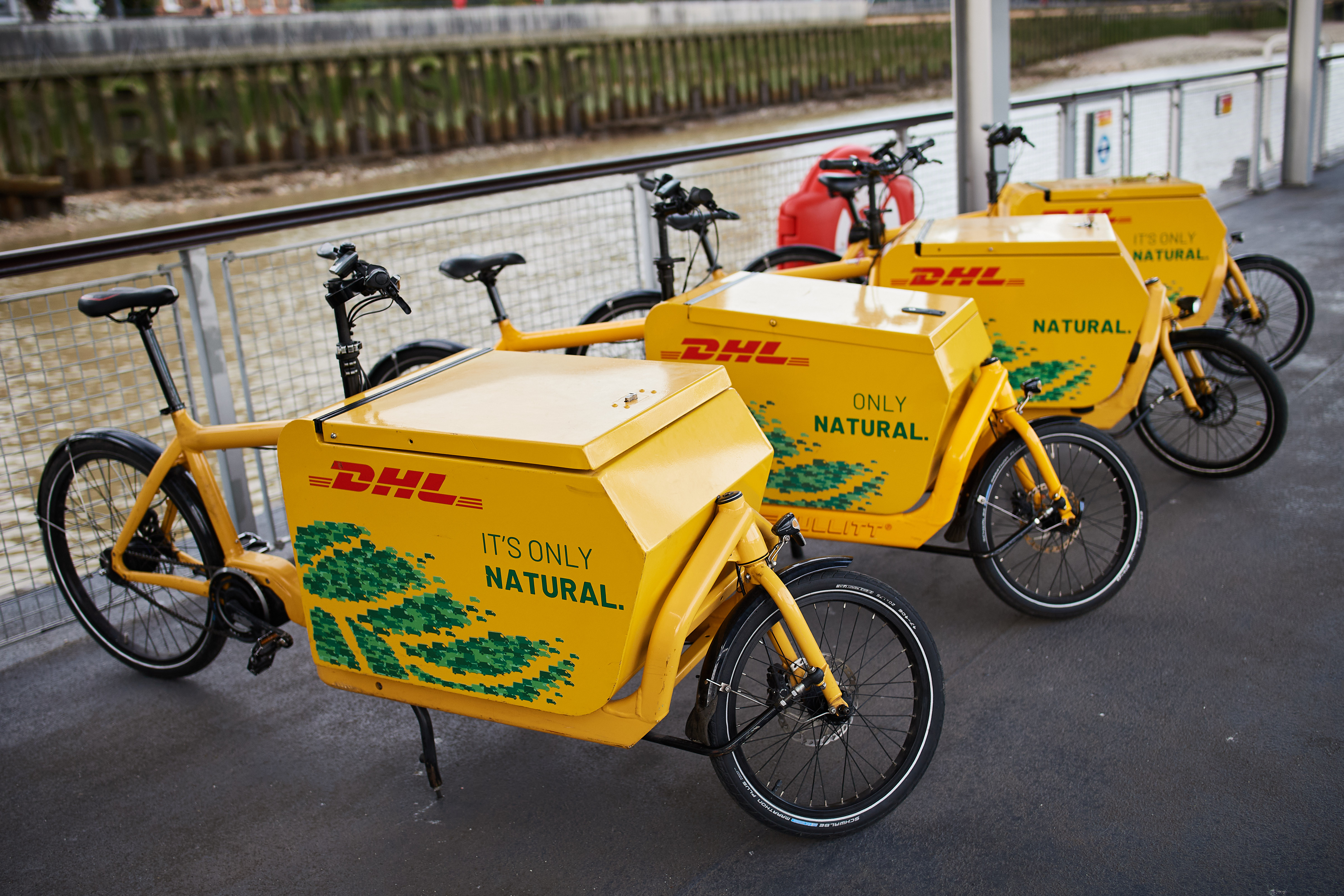 LONDRES, INGLATERRA - 28 DE SEPTIEMBRE: Se ve una fila de bicicletas de entrega mientras el barco fluvial de DHL realiza su primera entrega postal desde el muelle de Wandsworth hasta Bankside el 28 de septiembre de 2020 en Londres, Inglaterra.  El servicio de entrega de paquetes en barco fluvial funcionará todos los días a las 7:30 am, y los paquetes se cargarán en el barco fluvial en Wandsworth Pier antes de viajar a lo largo del Támesis hacia el centro de Londres.  Luego, el barco fluvial atracará en Bankside para la entrega de la última milla en bicicletas de mensajería de DHL.  (Foto de Leon Neal/Getty Images)