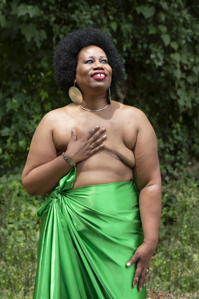 Breast cancer survivor proudly shows off her flat chest and mastectomy  scars in topless photos