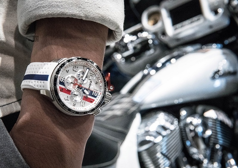 ▲腕上佩戴Bomberg奔騰賽車運動計時手錶，展現亮眼的白色魅力。（圖片來源：Yahoo購物中心）