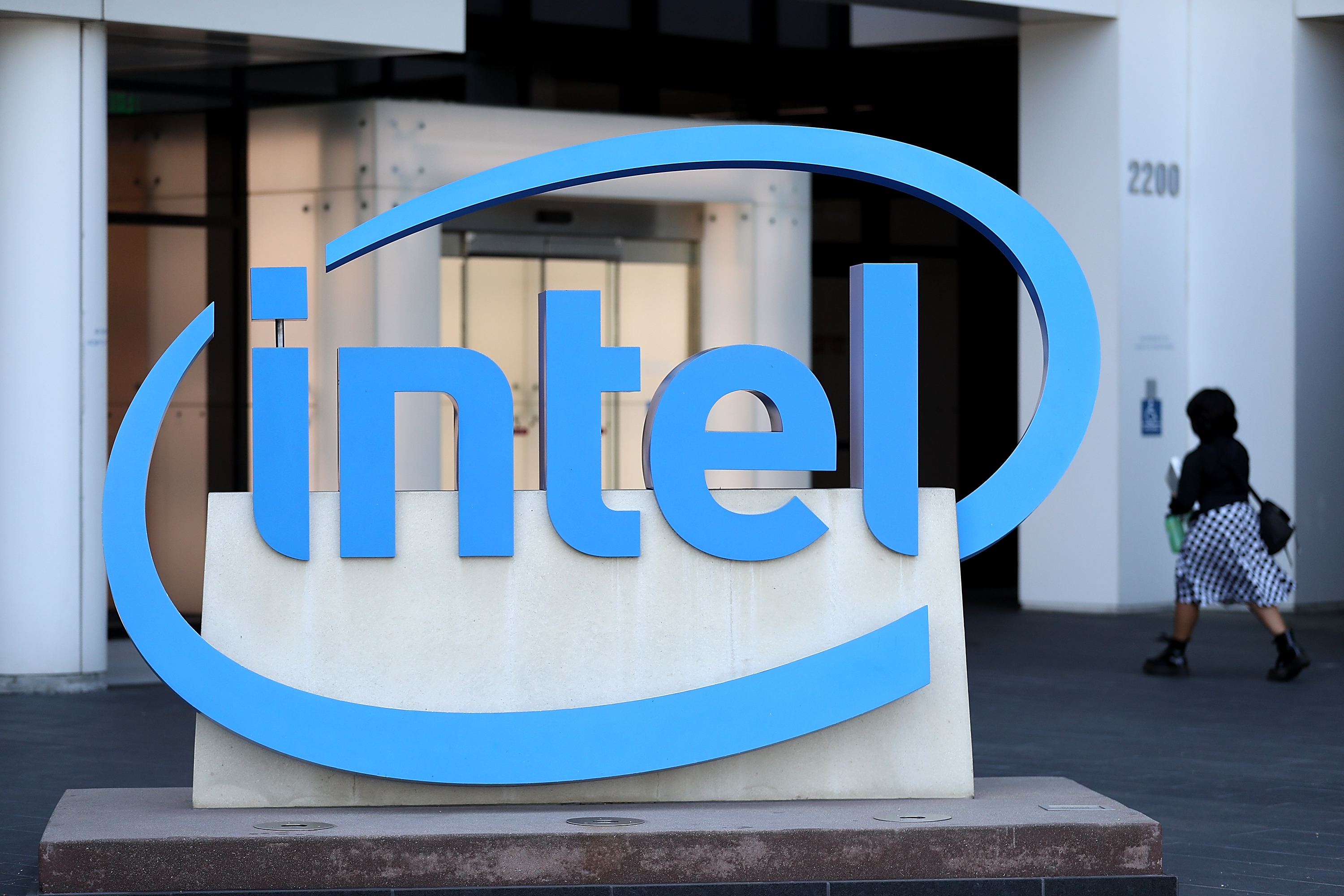 Intel licencierait des milliers d’employés alors que les ventes de PC ralentissent