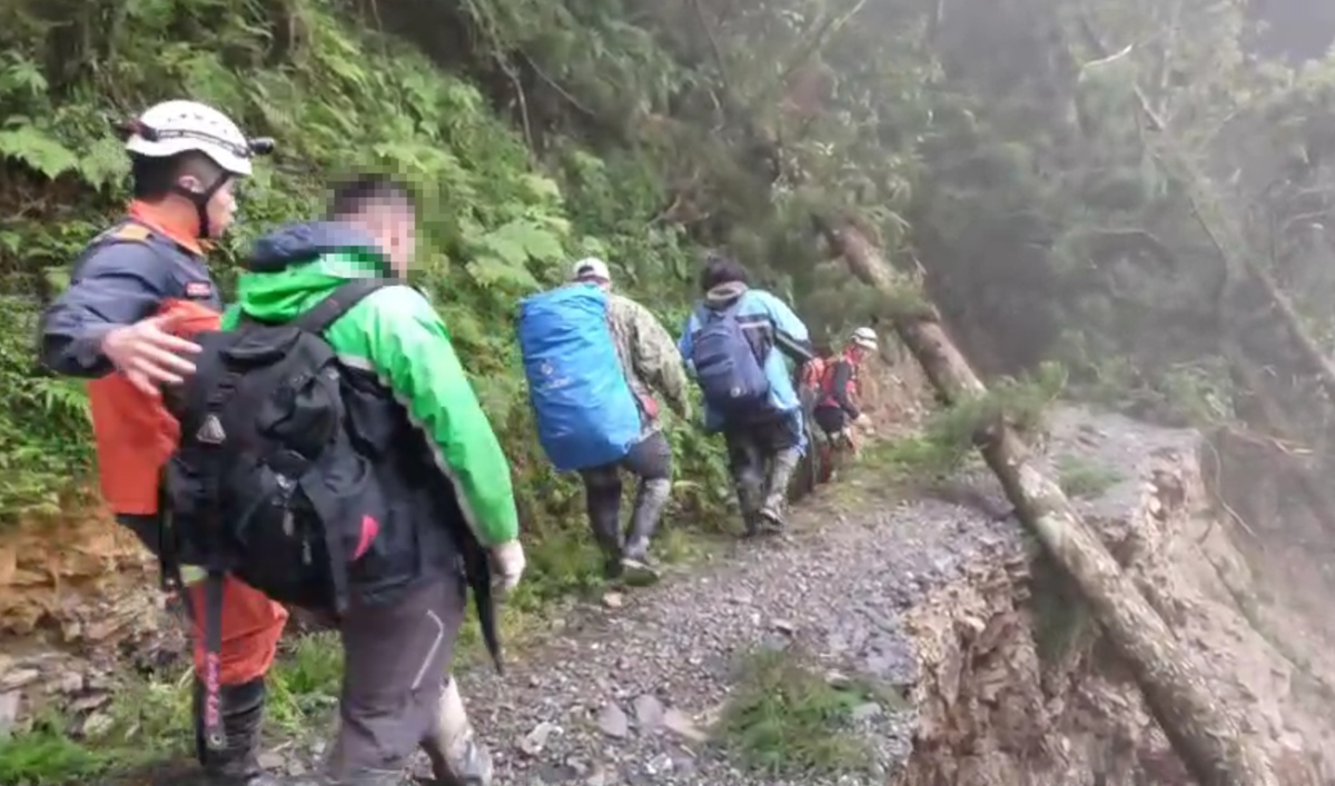 13 Yilan University teachers and students interviewed in Yuanyang Lake, trapped for 5 days and rescued by police and firefighters down the mountain