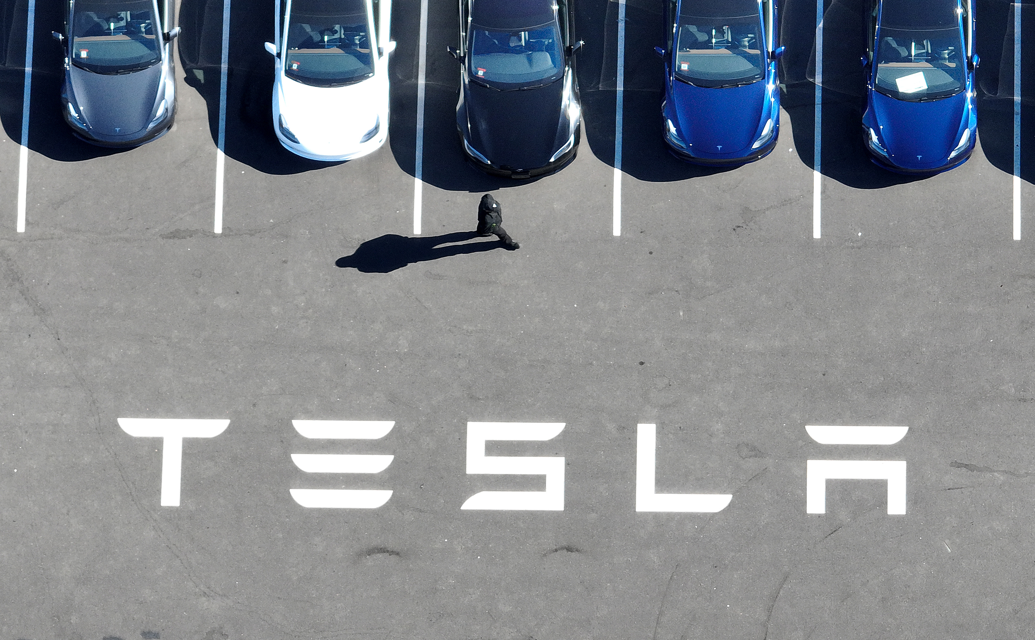 Tesla: Wall Street reacts to Q4 delivery miss