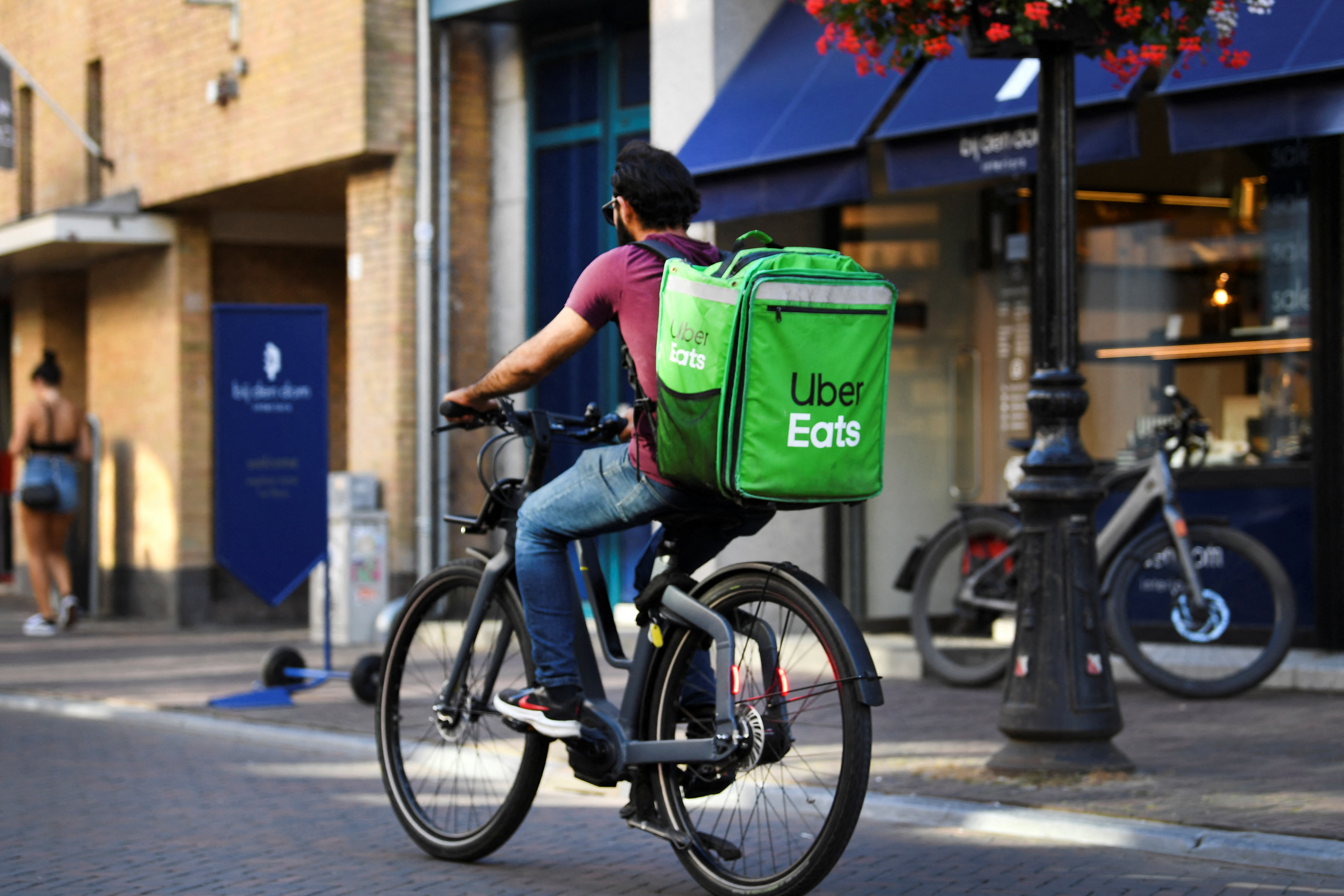 Uber Eats now shows users which of their personal details couriers can see