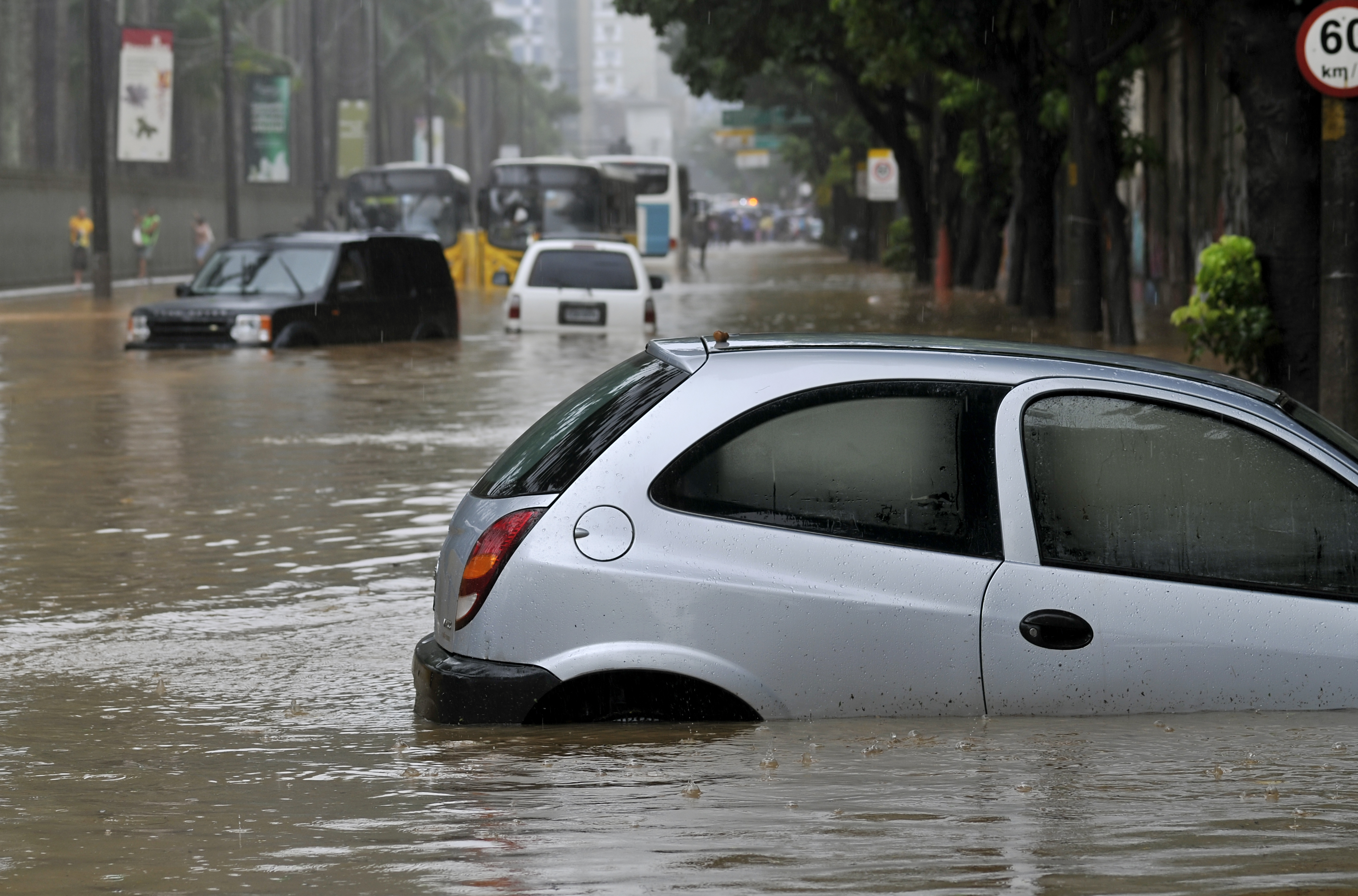 颱風洪水險可減輕車主因颱風、豪雨引起的泡水車災情造成的維修負擔。（示意圖／Getty Images）