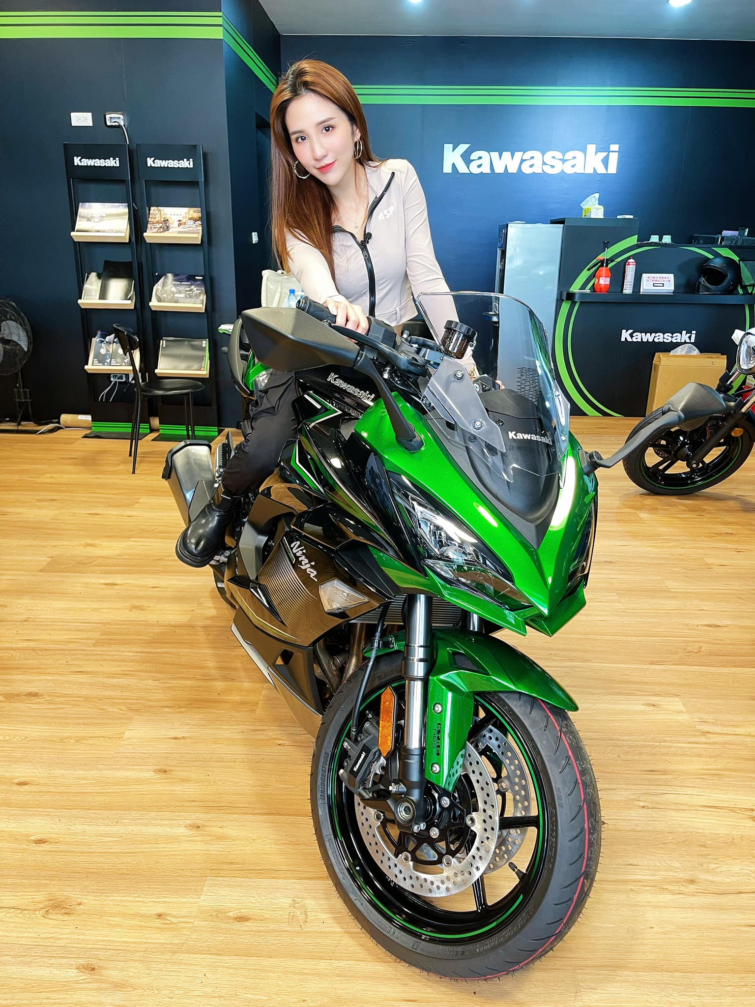 【明星聊愛車】潘映竹第一台重機入手東瀛忍者Kawasaki Ninja 400 「仿賽外型、街車靈魂」可帥可舒適是購入關鍵！