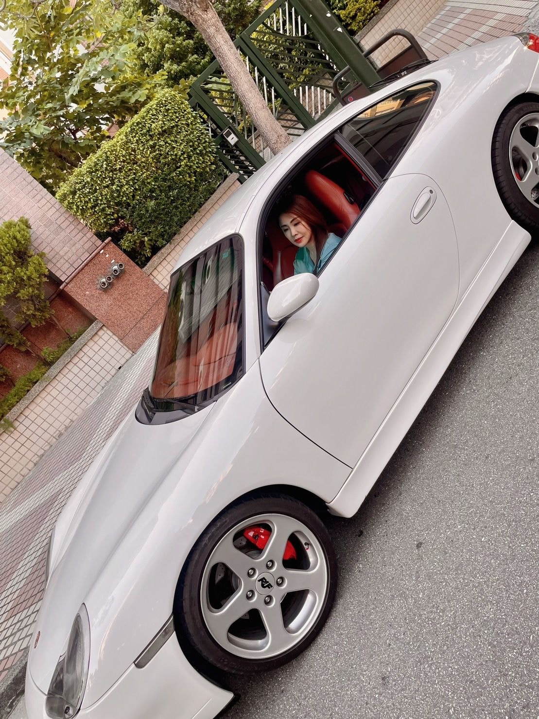 【名人聊愛車】李婉鈺愛車保時捷Porsche 911(996)一開19年 白色外觀紅色內裝質感好 自手排性能佳、開快也好駕馭！